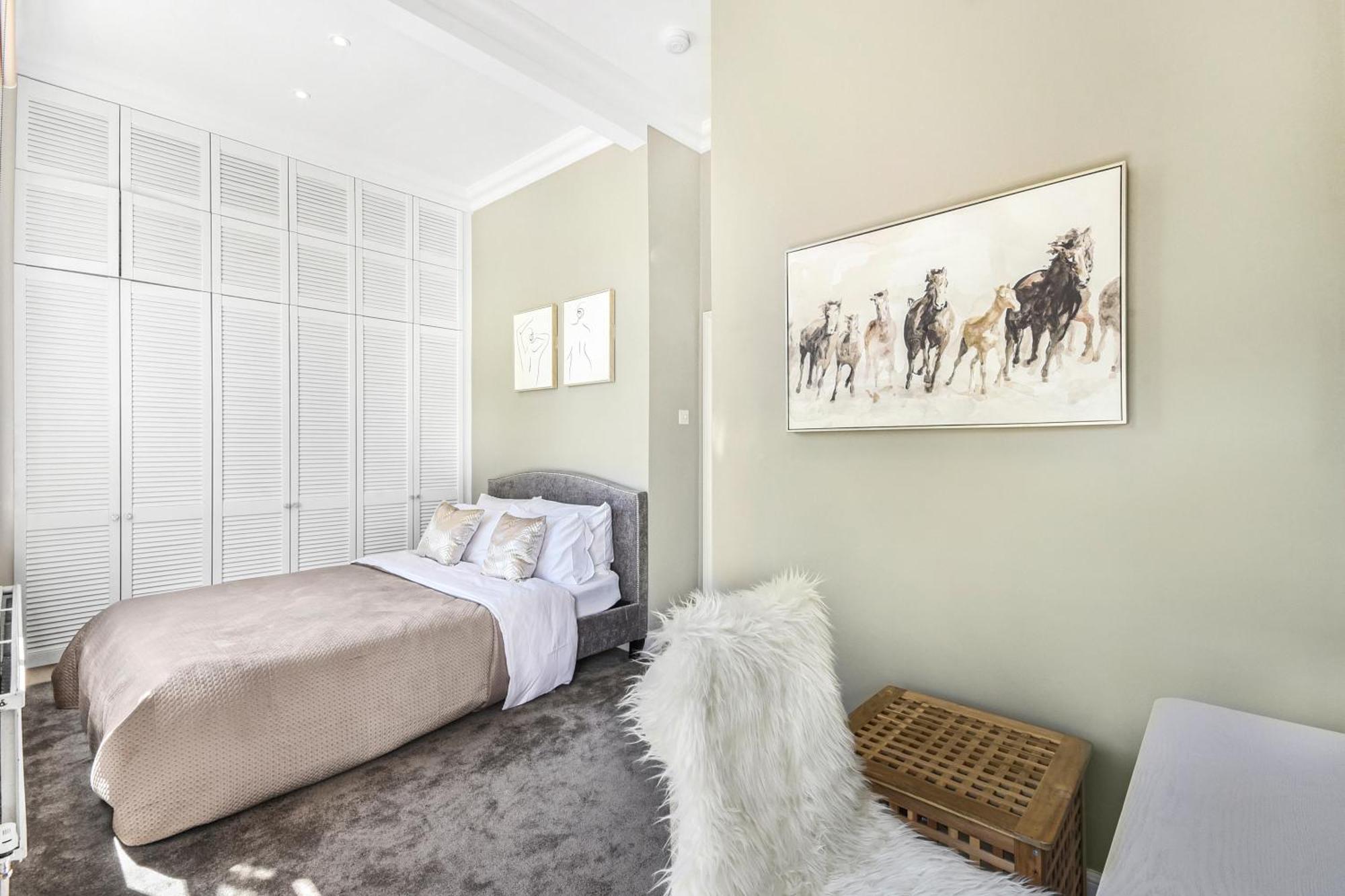 Apartment Lovely Large 1 Bed Renovated Flat W Balcony & 600mb Wifi London