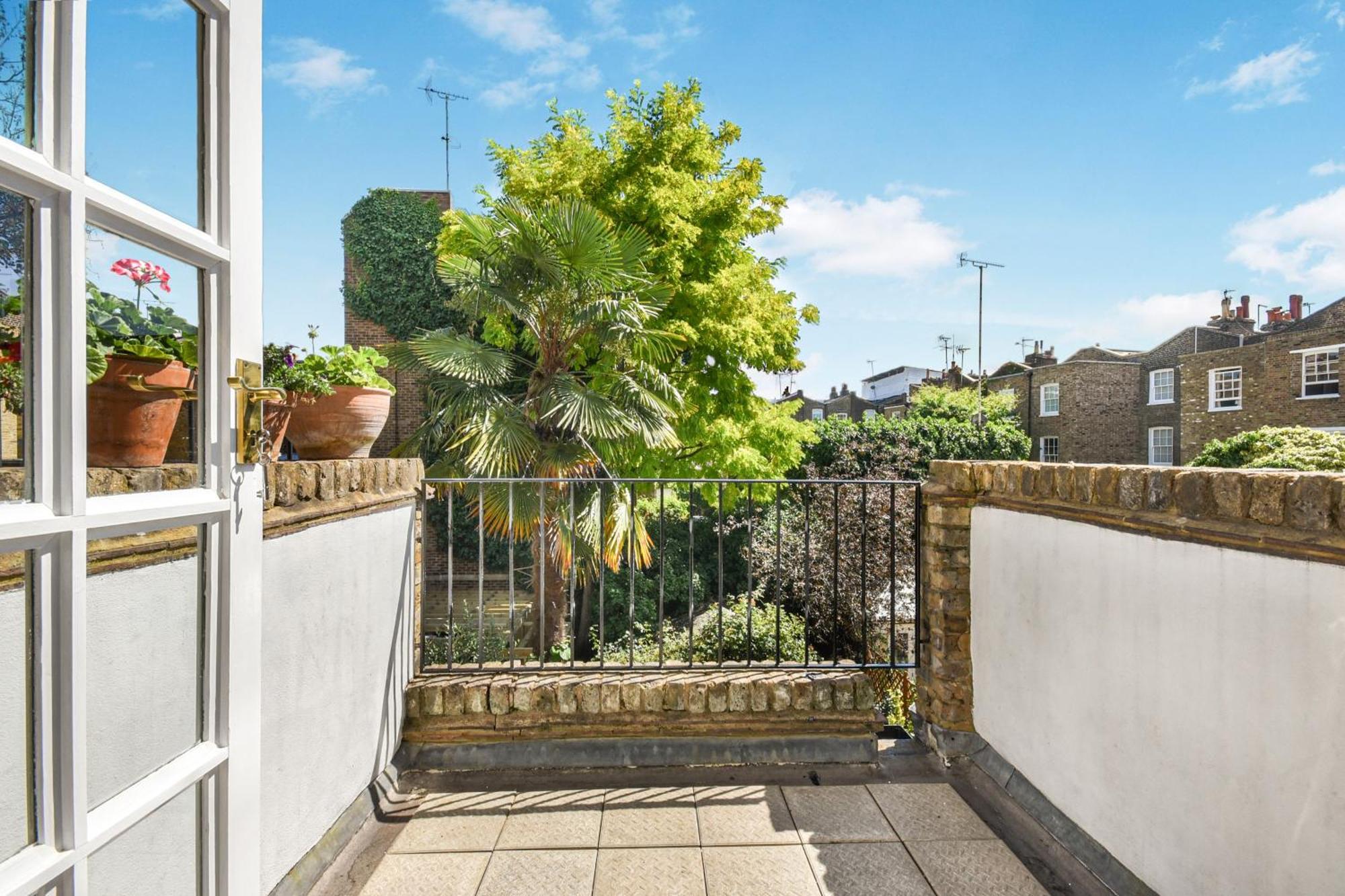 Apartment Lovely Large 1 Bed Renovated Flat W Balcony & 600mb Wifi *