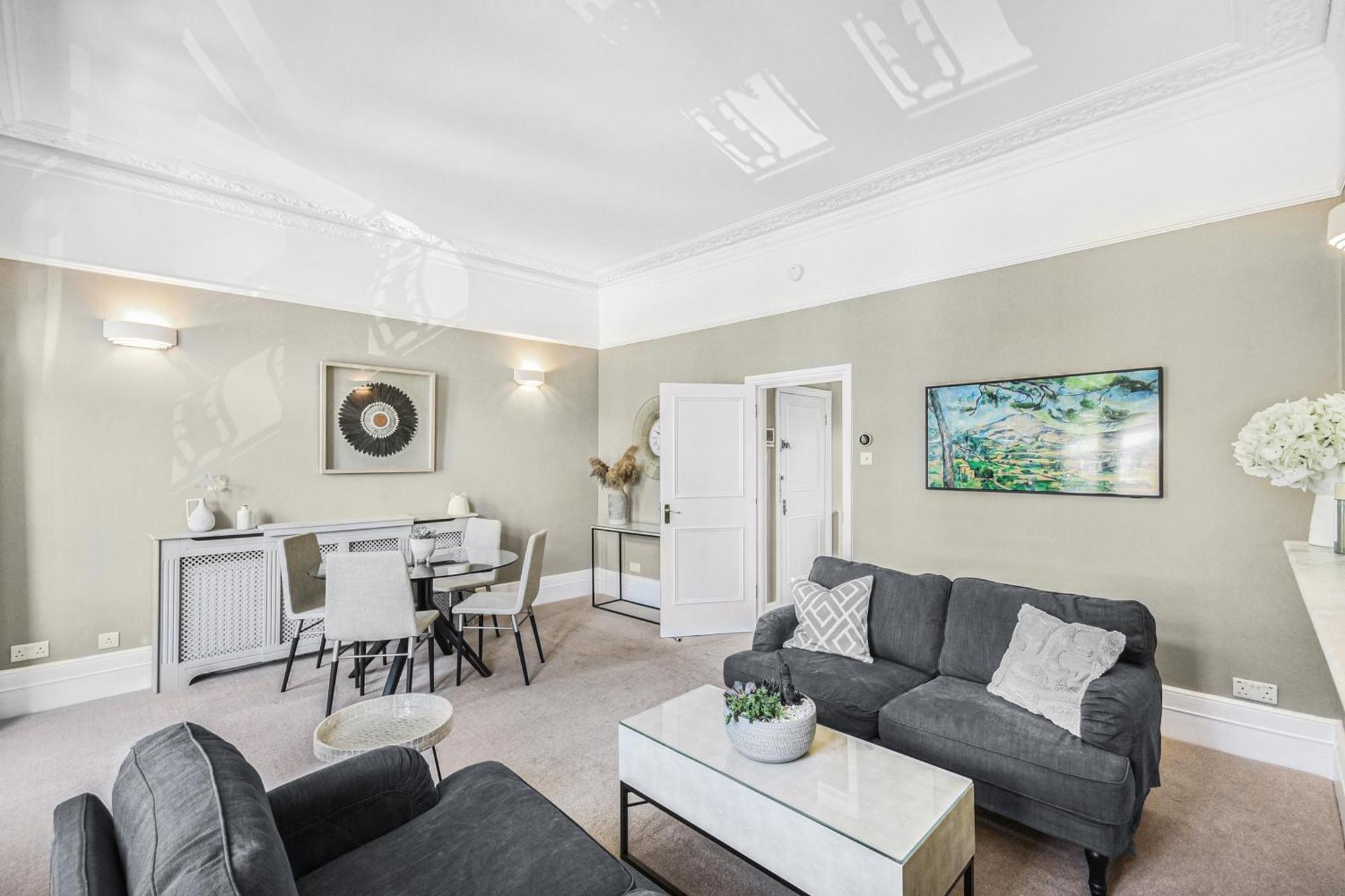 Lovely Large 1 Bed Renovated Flat W Balcony & 600mb Wifi Apartment London
