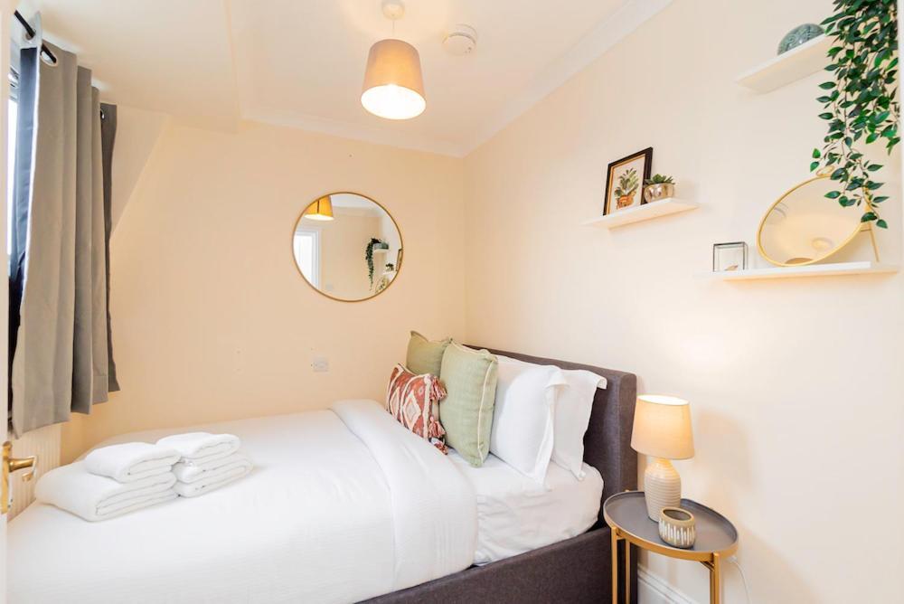 Beautiful Top-floor 2-bedroom Flat In Battersea With Private Balcony & Scenic Views