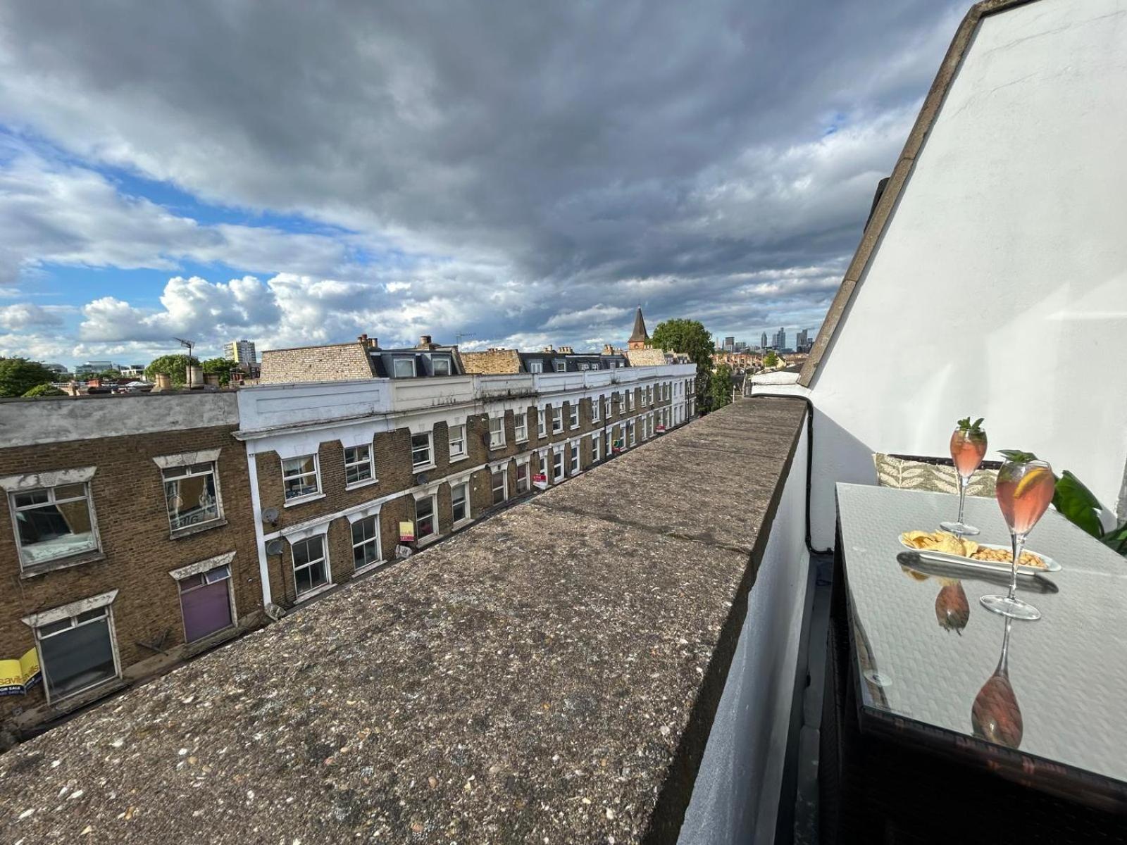 Lägenhet Beautiful Top-floor 2-bedroom Flat In Battersea With Private Balcony & Scenic Views London