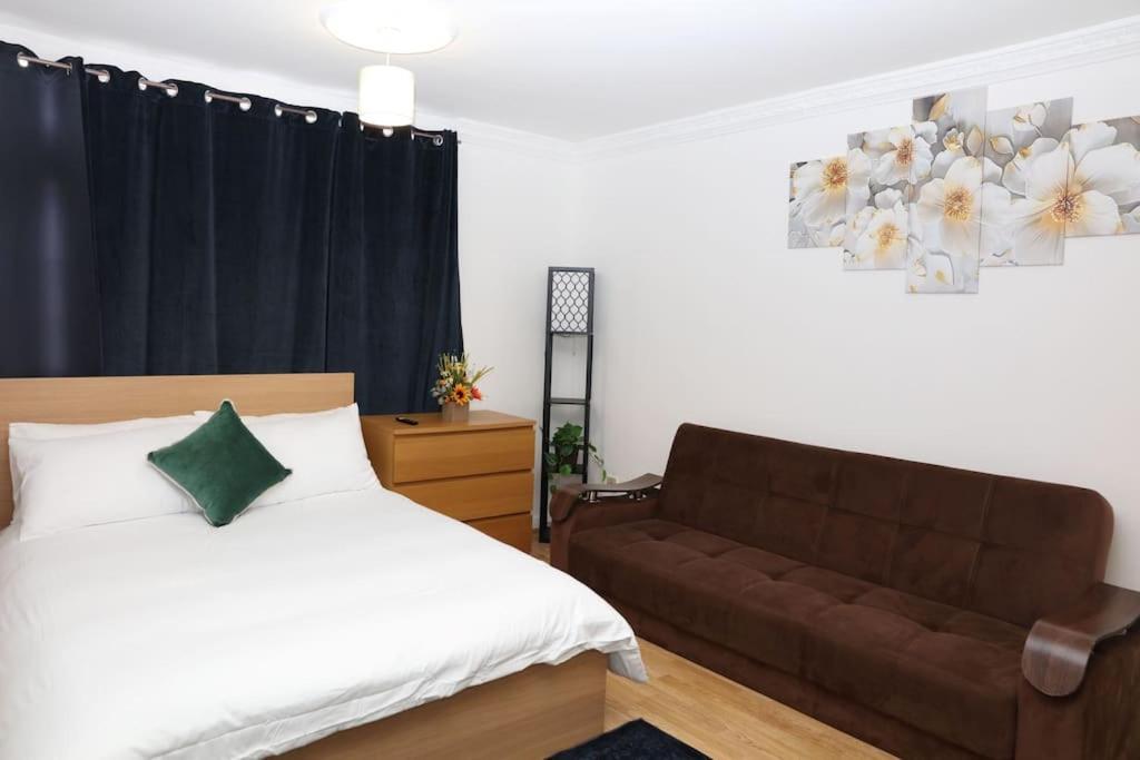 The Entire 4 Bedroom House Near Victoria Park And In Bow E3 Ferienhaus London