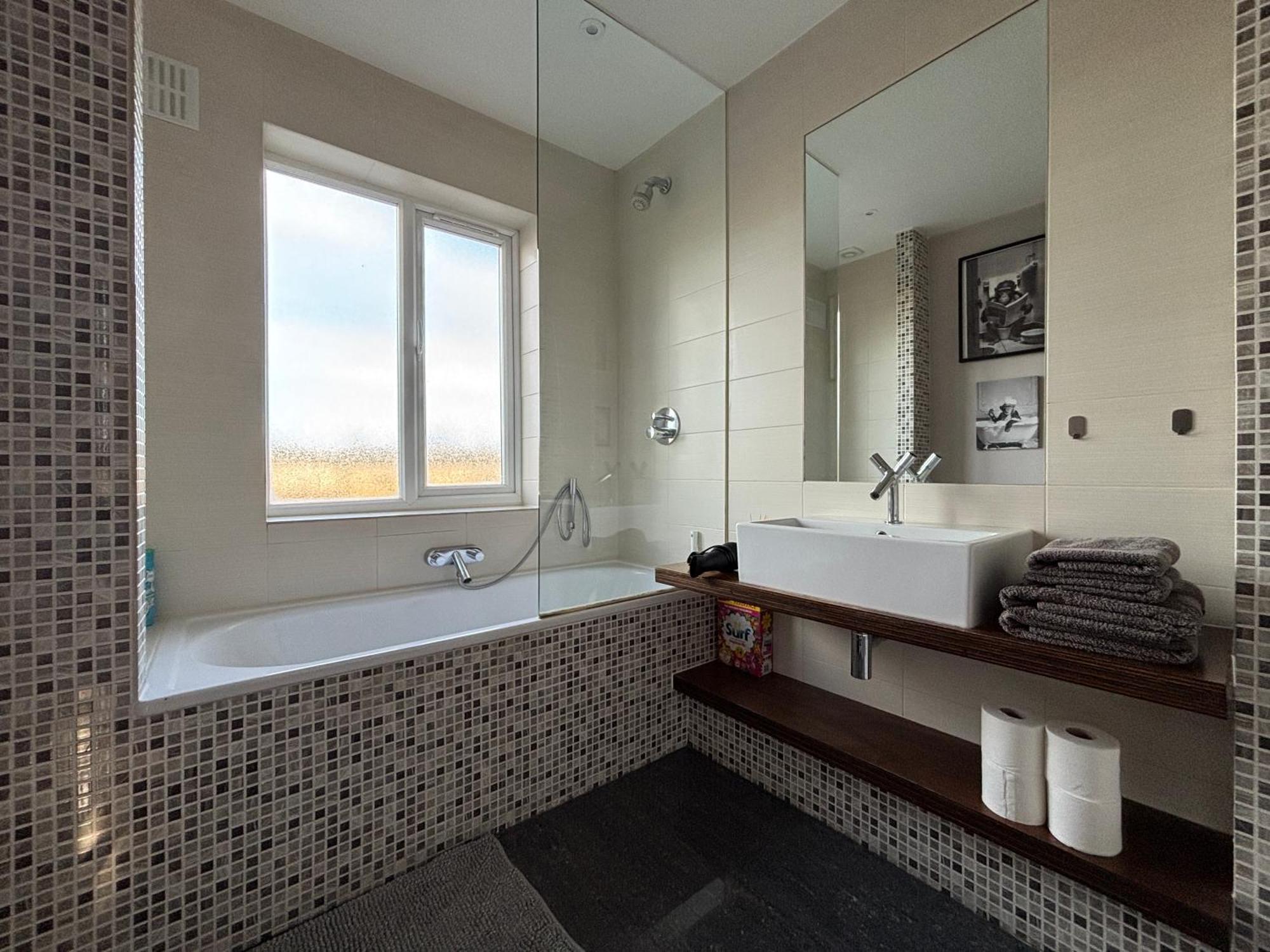 Entire House Floor Perfect For Couples & Freelancers - Available For Single Too Gasthof