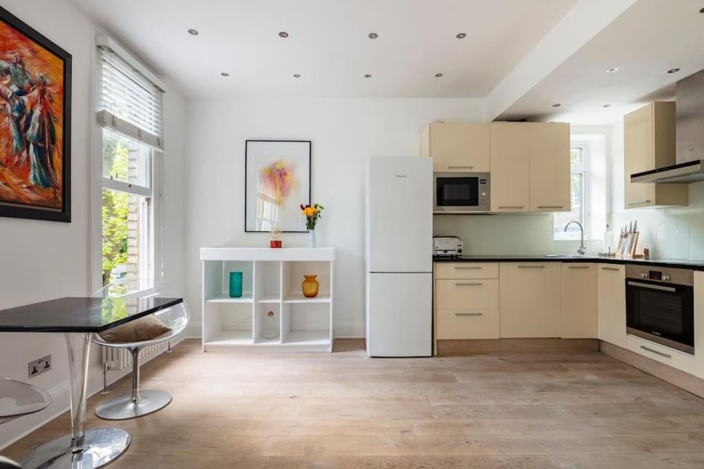 Large Boutique Flat In London's Primrose Hill Apartment