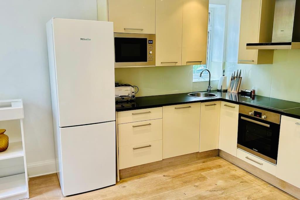 Large Boutique Flat In London's Primrose Hill Apartment
