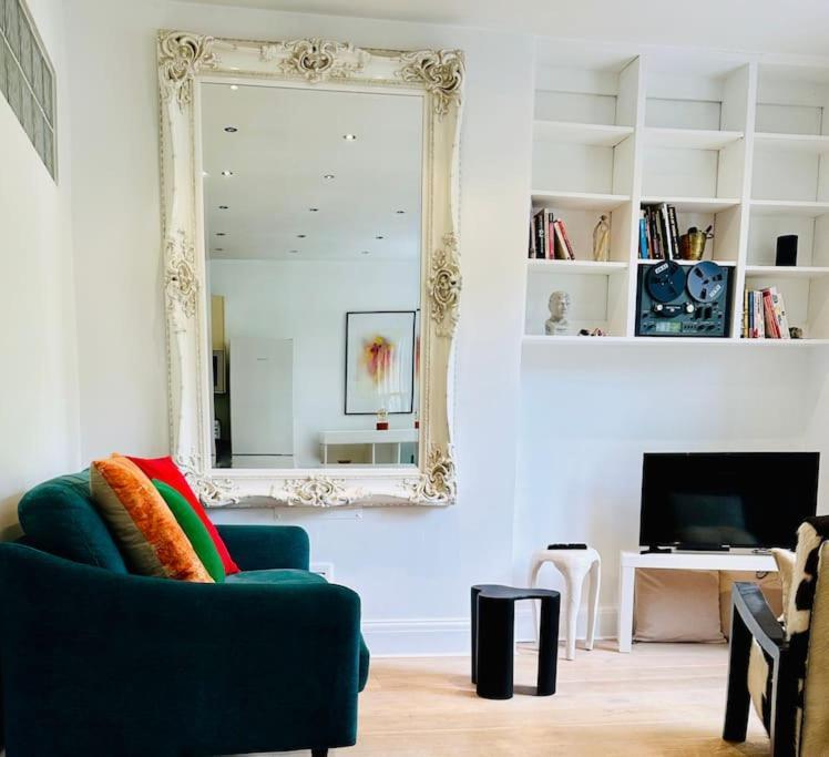 Large Boutique Flat In London's Primrose Hill Apartment *