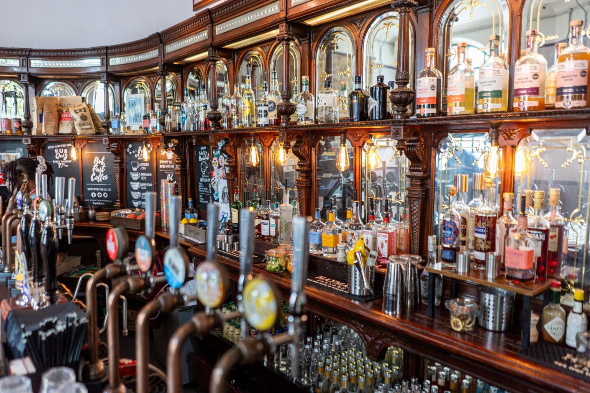 Publove @ The White Ferry, Victoria Vandrarhem London