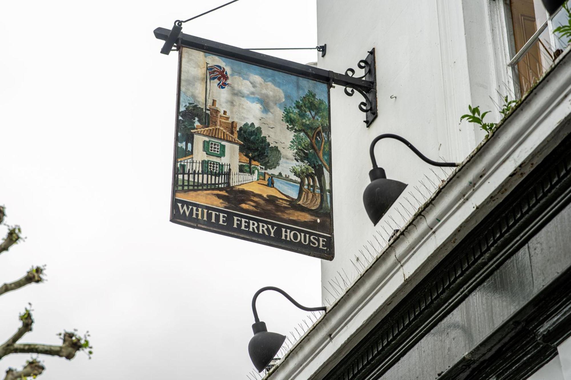 Publove @ The White Ferry, Victoria Vandrarhem London