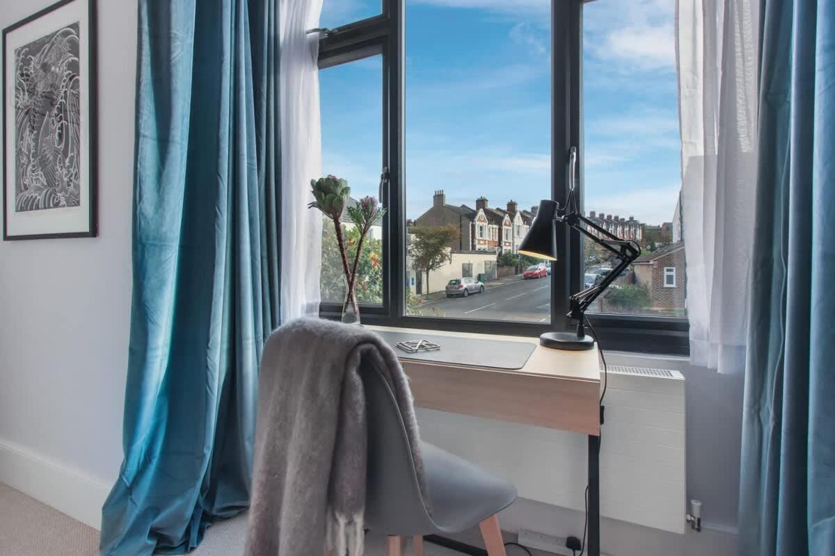Modern Double Bedroom In 1 *