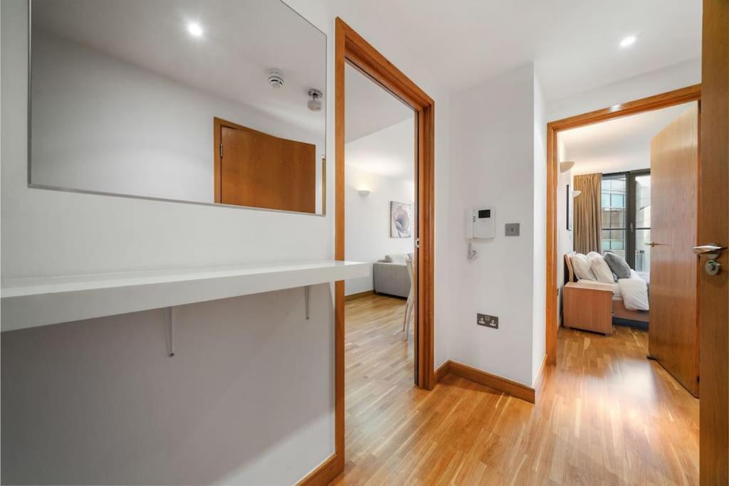 Lägenhet Stylish And Very With Balcony London