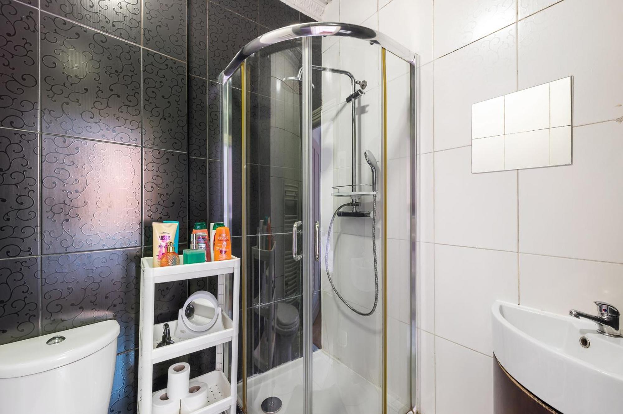 Appartement Flat Offers Superb Transport Connections *