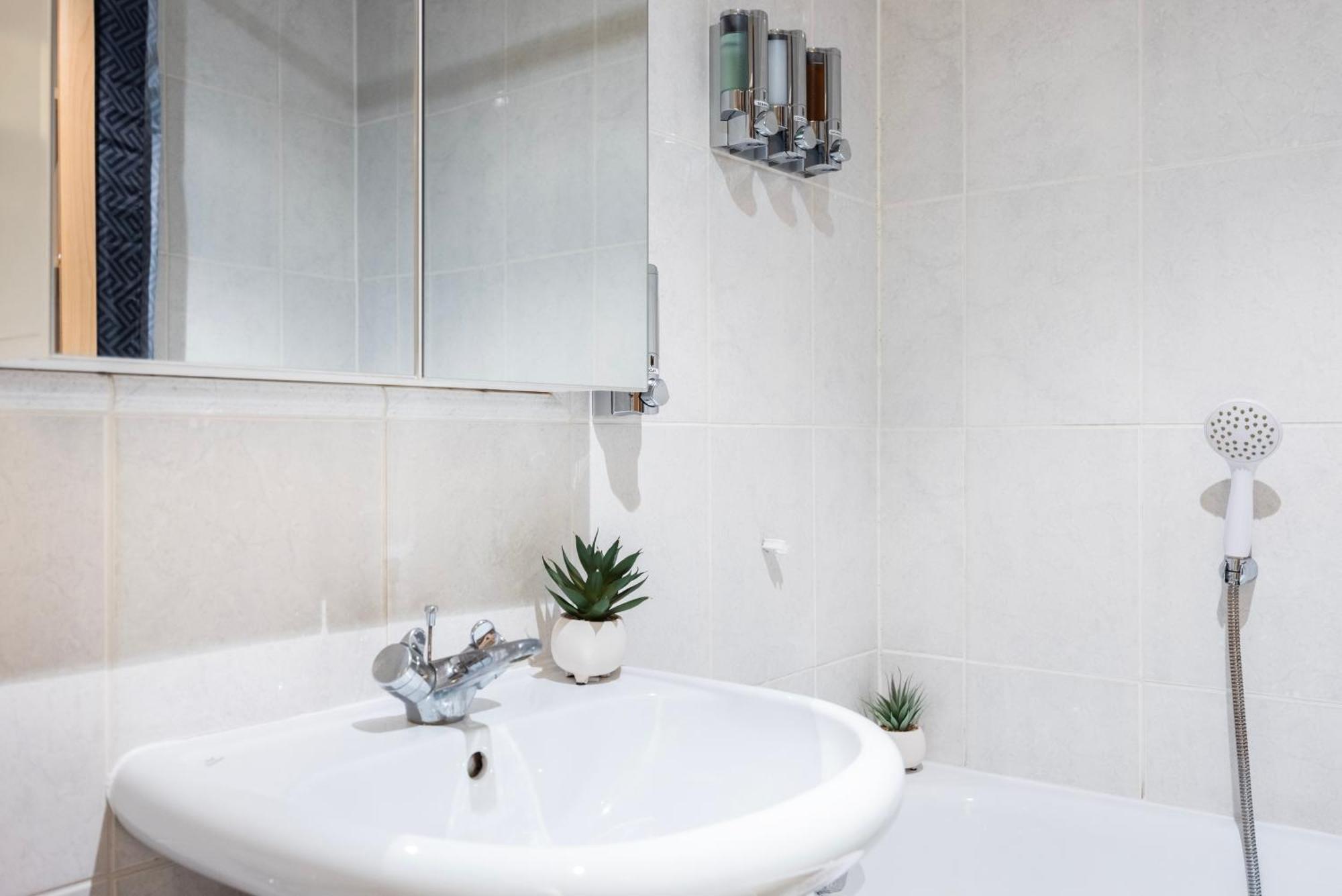 Welcomestay St Georges Wharf Apartment *