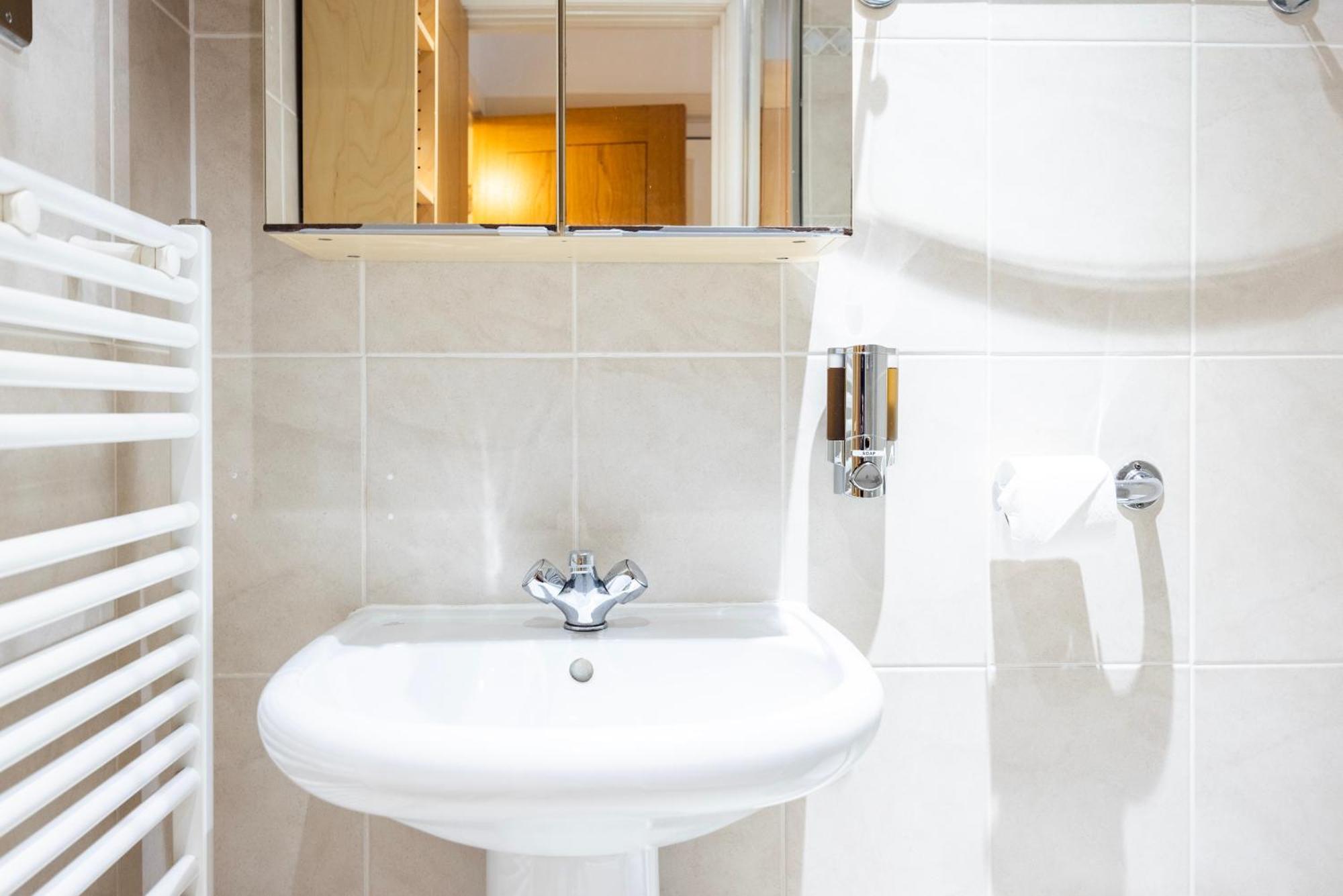 Welcomestay St Georges Wharf Apartment London