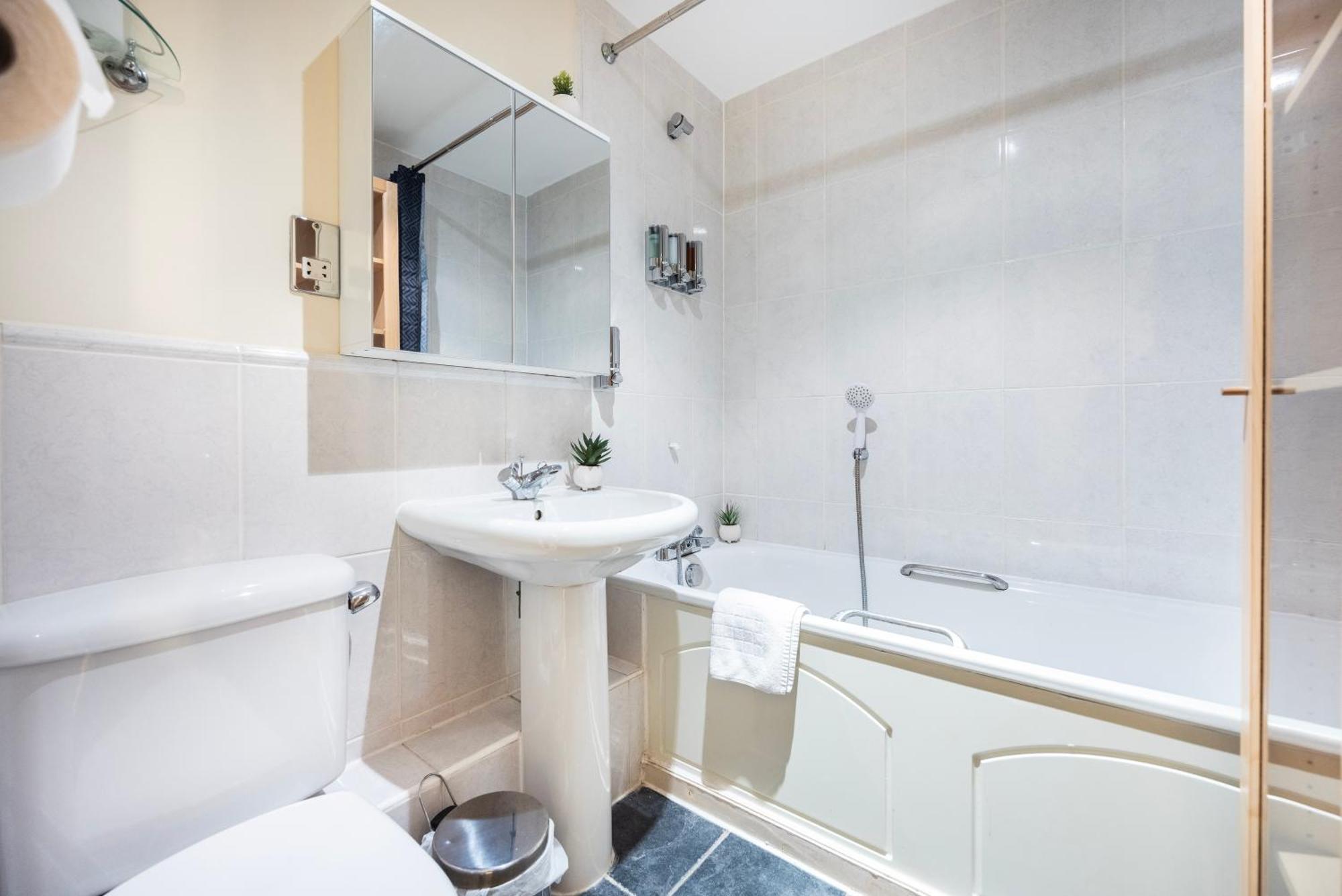 Apartment Welcomestay St Georges Wharf London