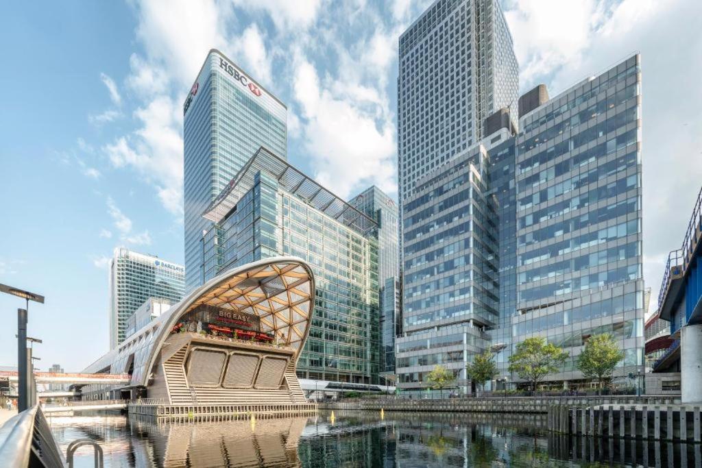 Spacious 2 Bedroom Near Excel & Canary Wharf With Free Gated Parking Lägenhet London