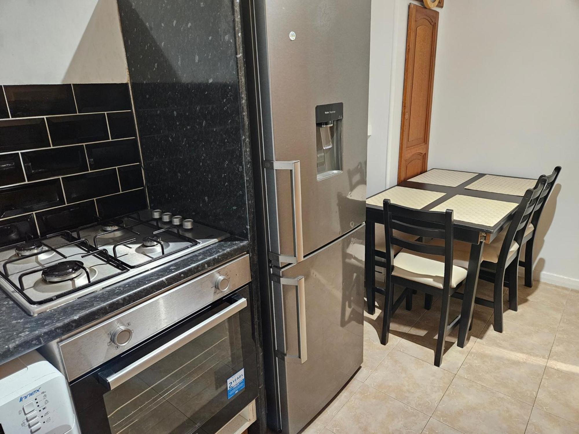 Mitcham Junction - 2 Bed - Sleeps 6 Lejlighed London