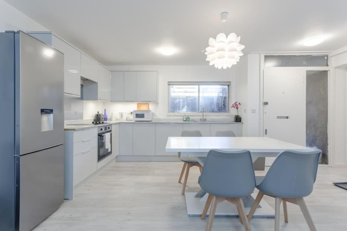Kensington Gardens 2 Bedroom Flat With A Balcony London