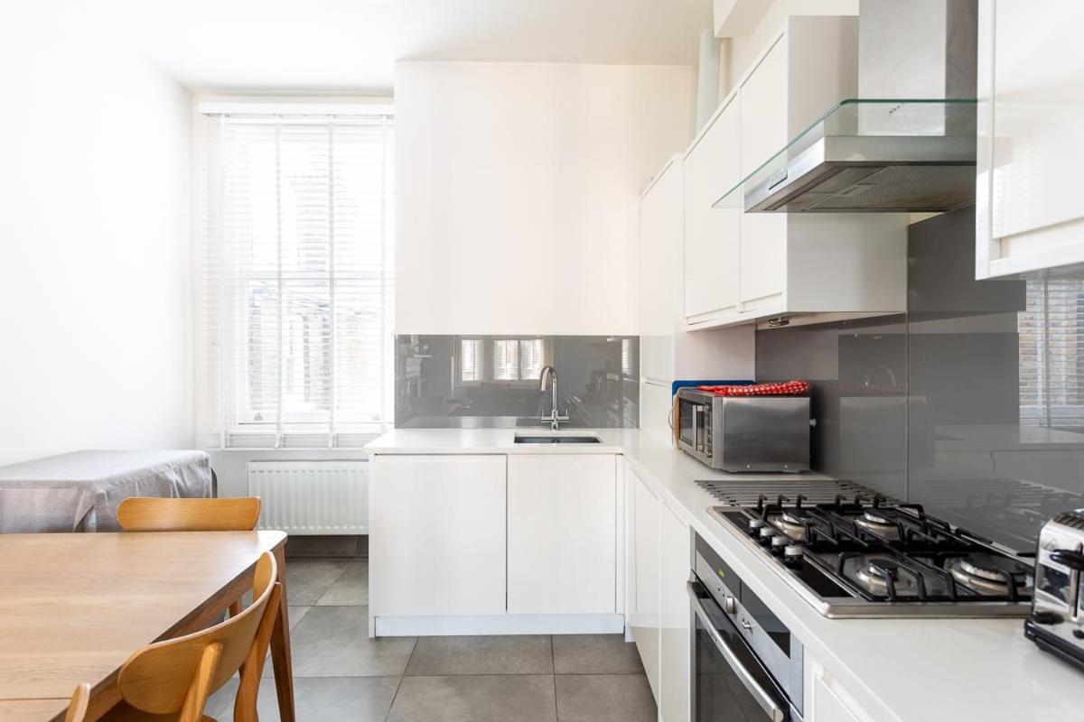 Lägenhet Spacious Near Portobello Road London