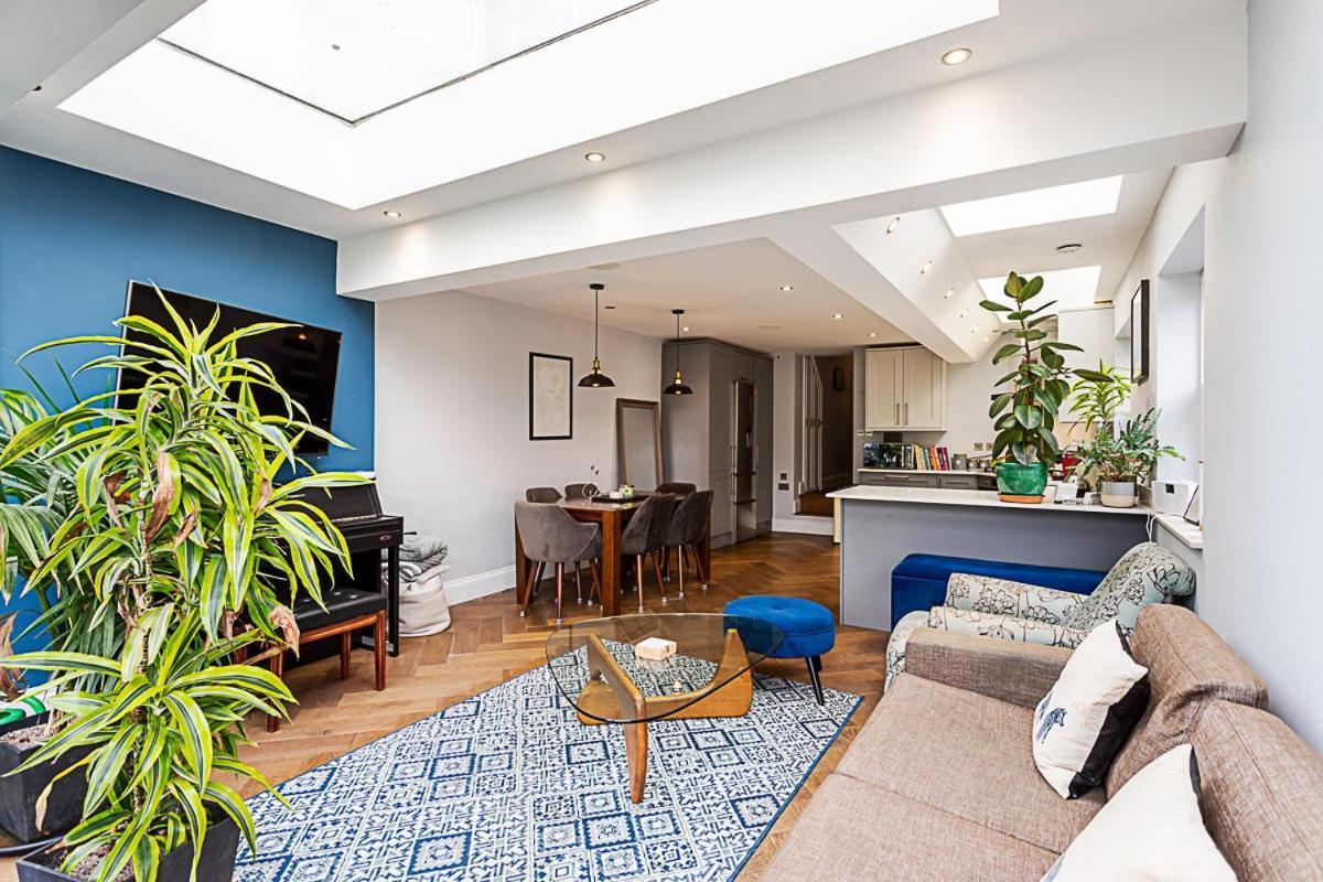 Modern And Spacious Colliers Wood * Londen