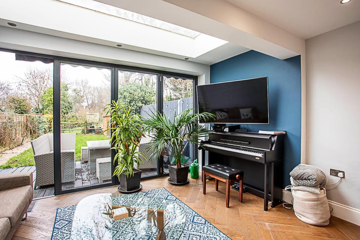 Modern And Spacious Colliers Wood * Londen