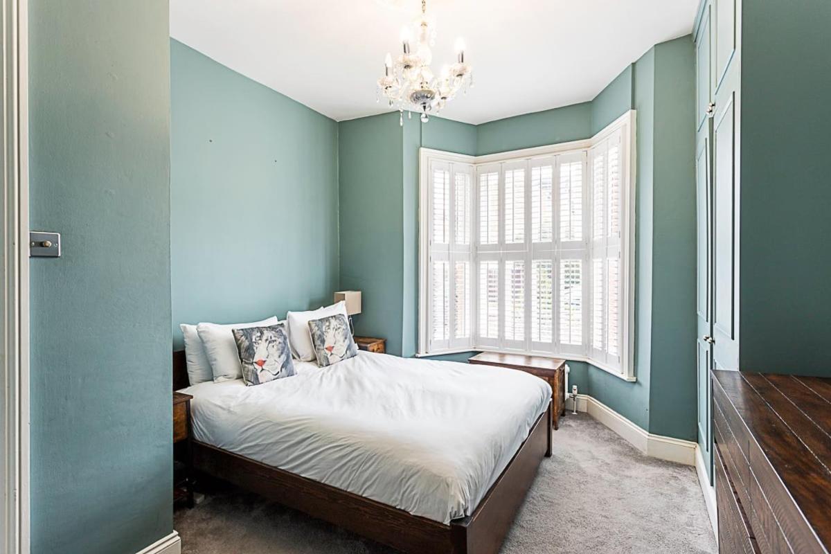 Modern And Spacious Colliers Wood Appartement Londen