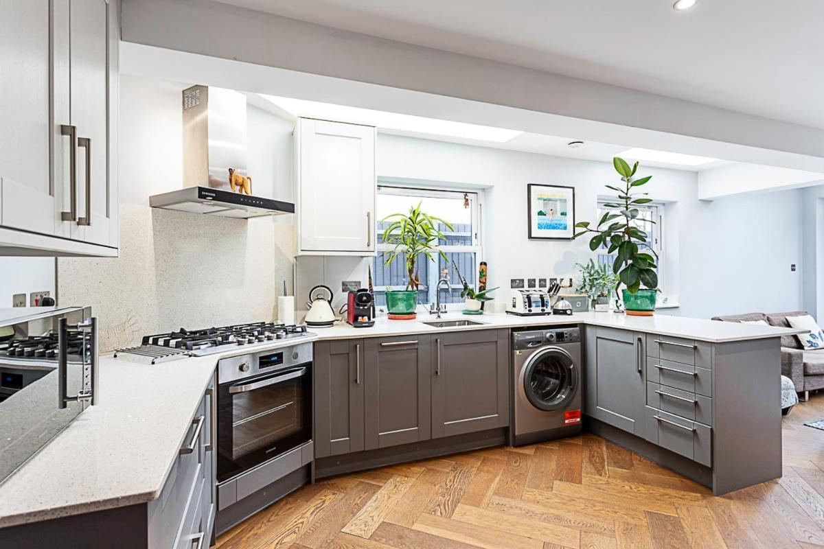 Modern And Spacious Colliers Wood * Londen