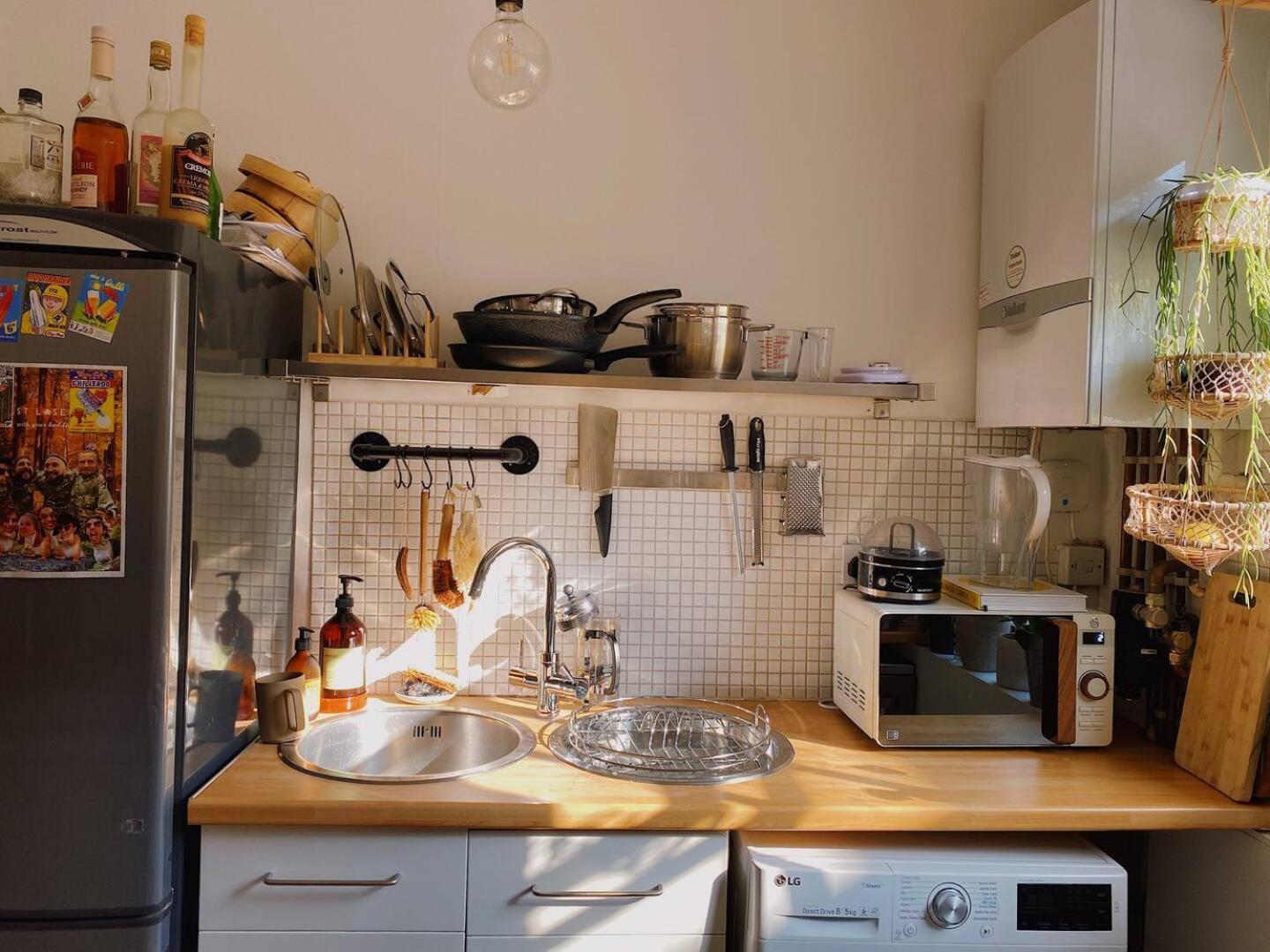 Beautiful 1 Bedroom Near Fields And Victoria Park Apartment