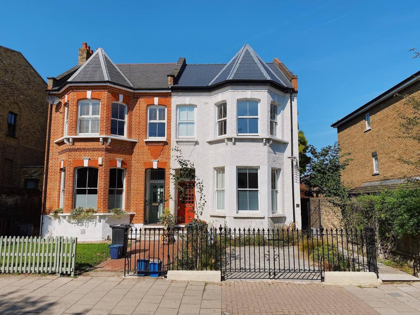 Beautiful 1 Bedroom Near Fields And Victoria Park Apartment