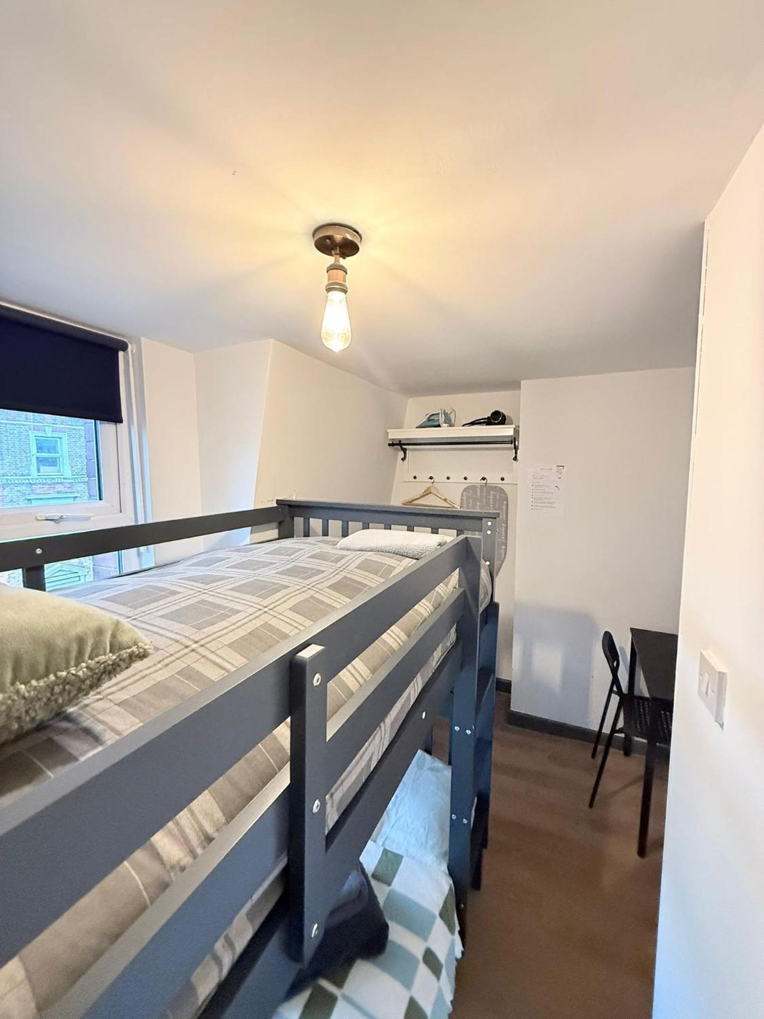 Cozy Guest Two Bedroom Flat Guest house London