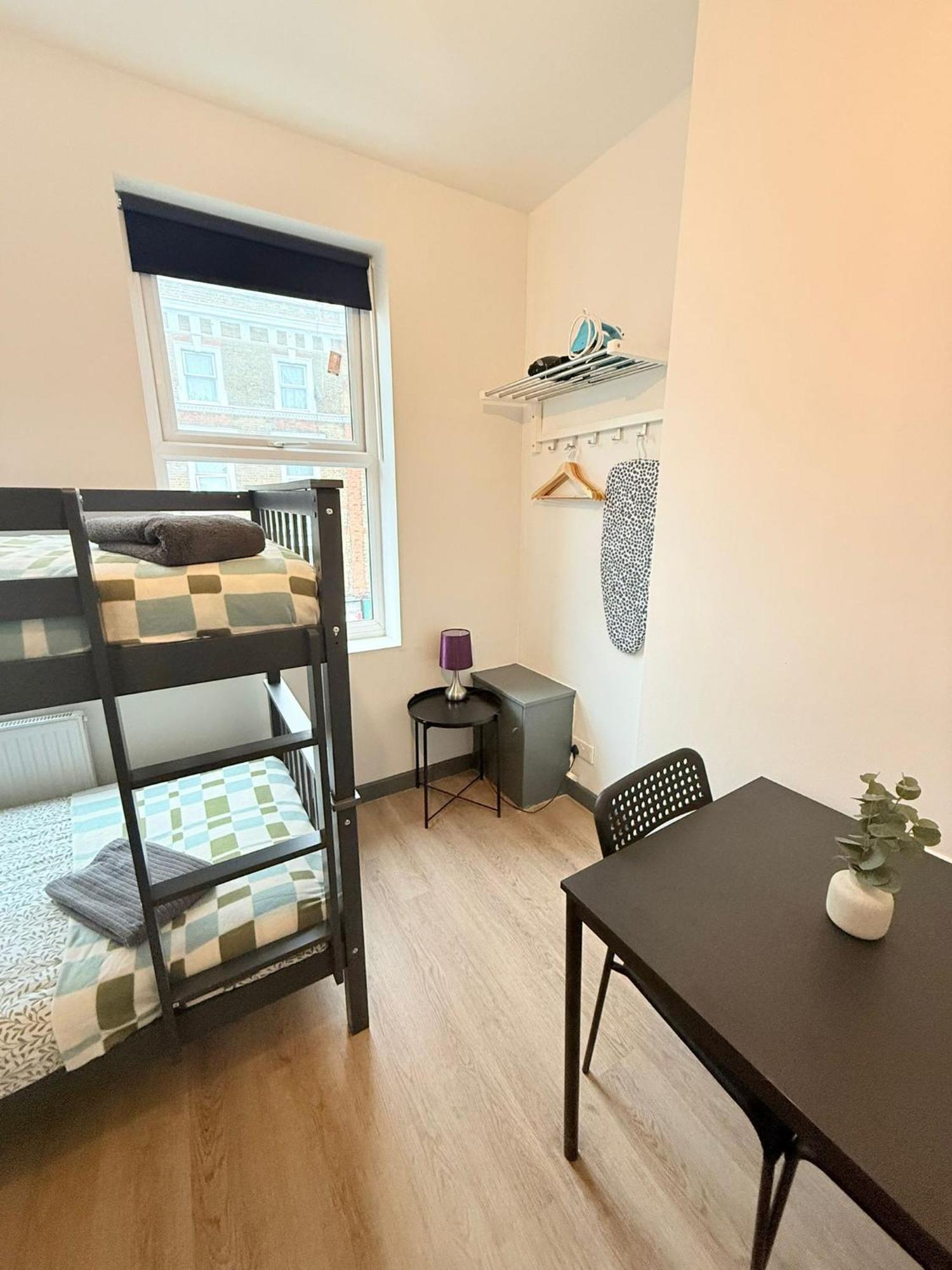 Cozy Guest Two Bedroom Flat London