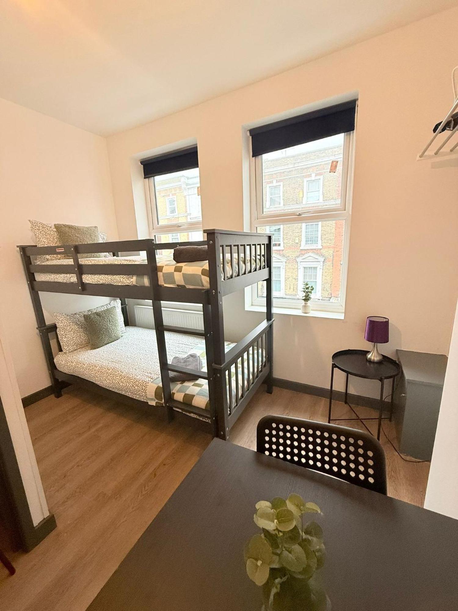 Cozy Guest Two Bedroom Flat Guest house London