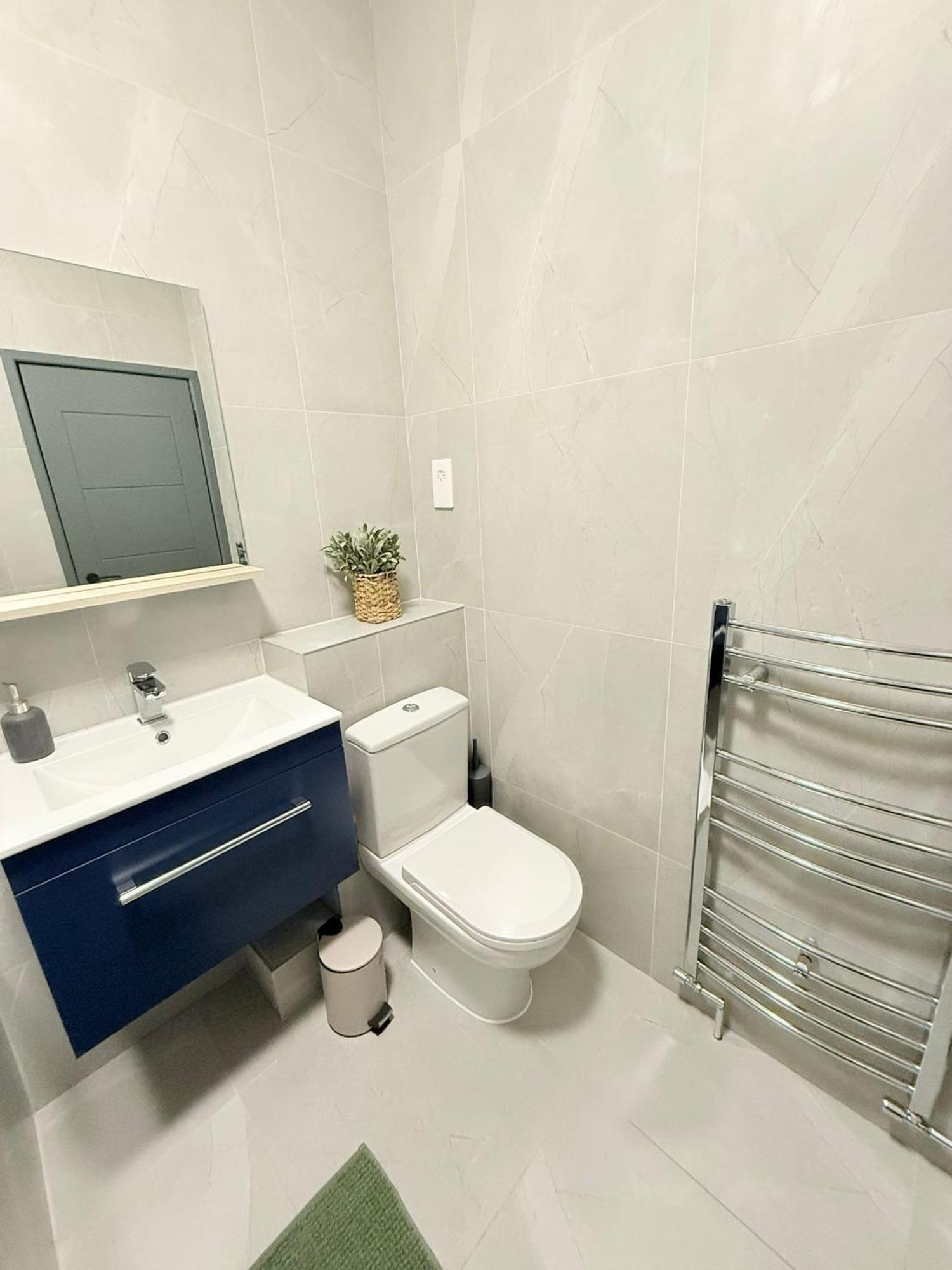 Cozy Guest Two Bedroom Flat * London