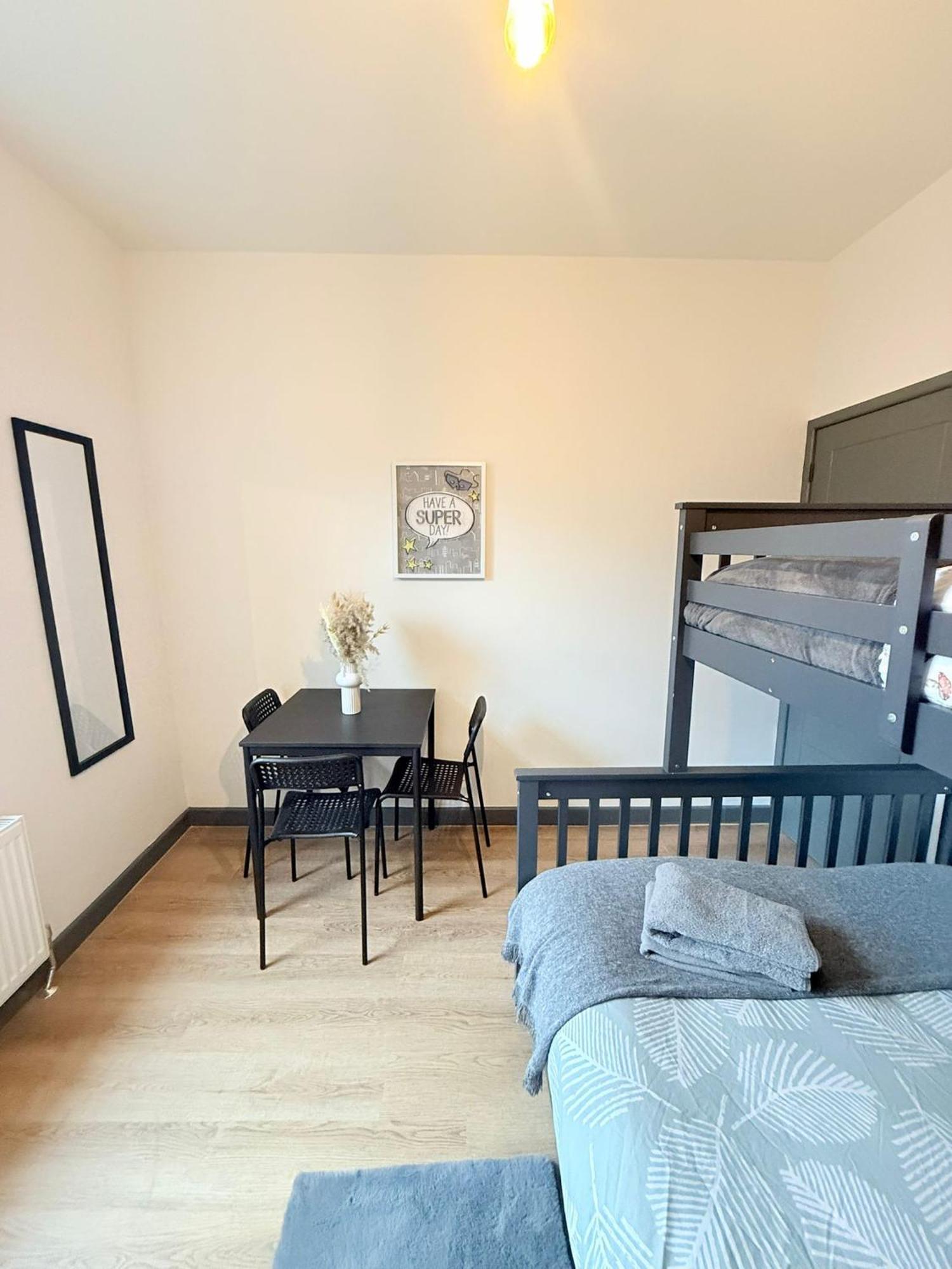 Guest house Cozy Guest Two Bedroom Flat London