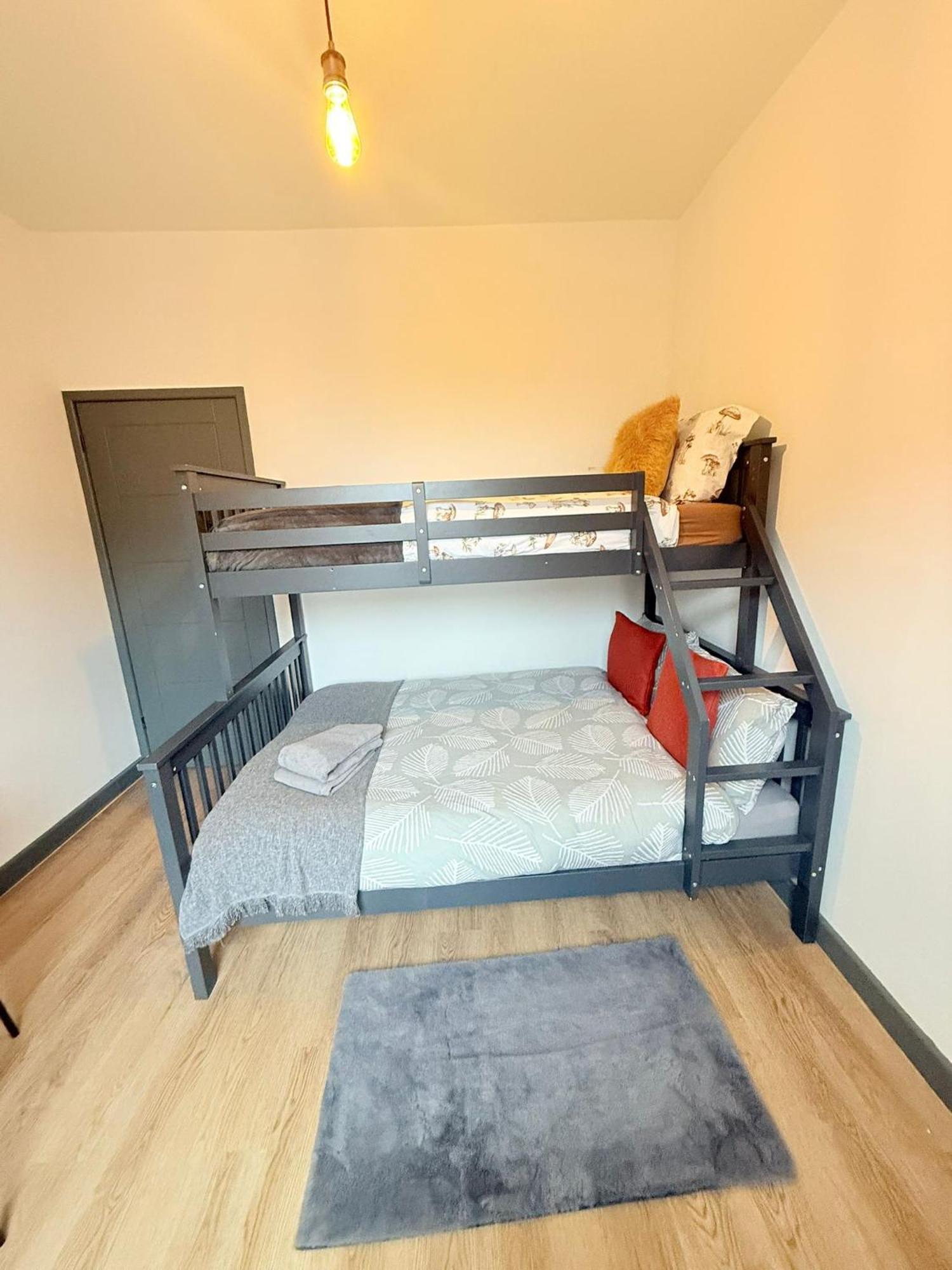 Cozy Guest Two Bedroom Flat * London