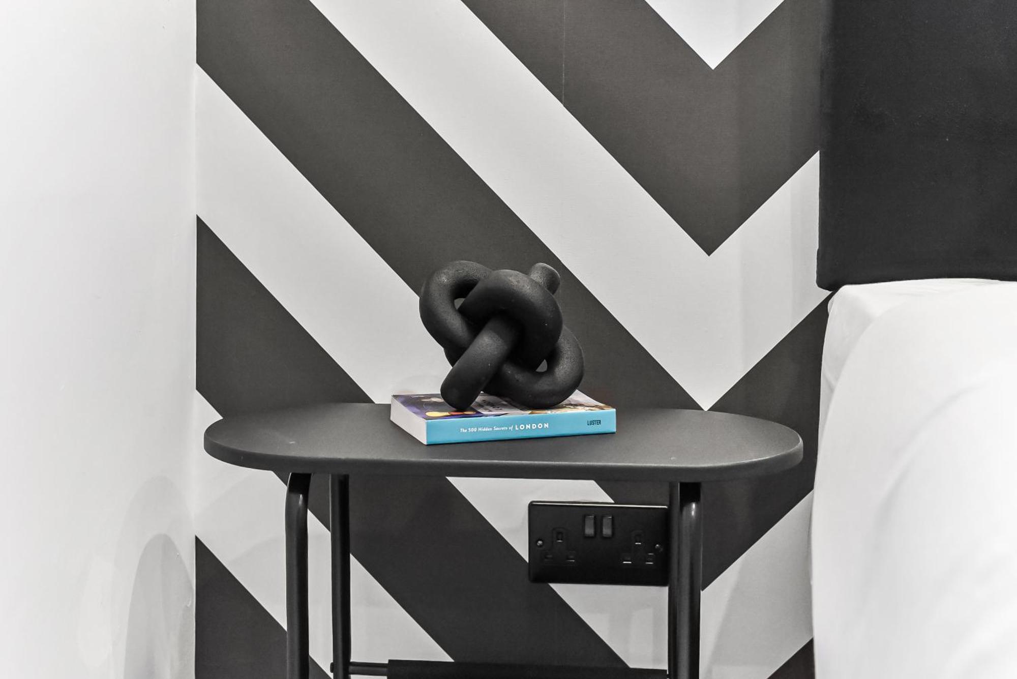 Bright & Bold Perfect For A Chic Appartement *