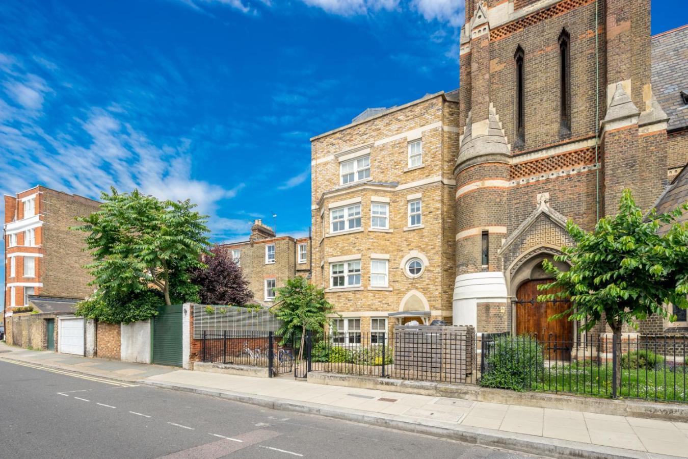 Modern Luxury Apartment, Sleeps Five, Barons Court Lejlighed London