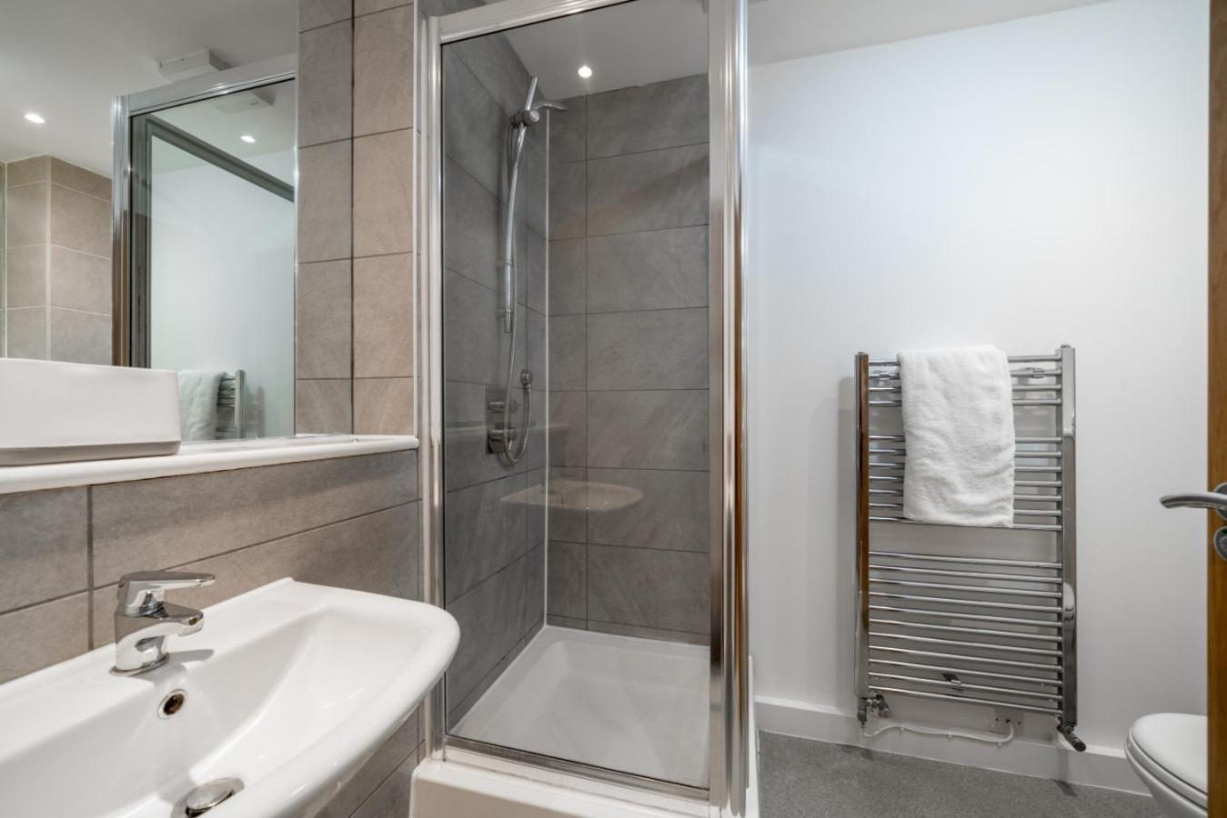 Stunning 3 Bedroom Flat, With Parking, Sleeps Six, Near Greenwich Park Londra