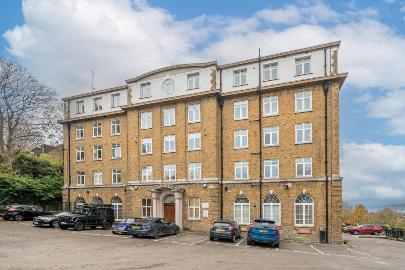 Stunning 3 Bedroom Flat, With Parking, Sleeps Six, Near Greenwich Park * Londra