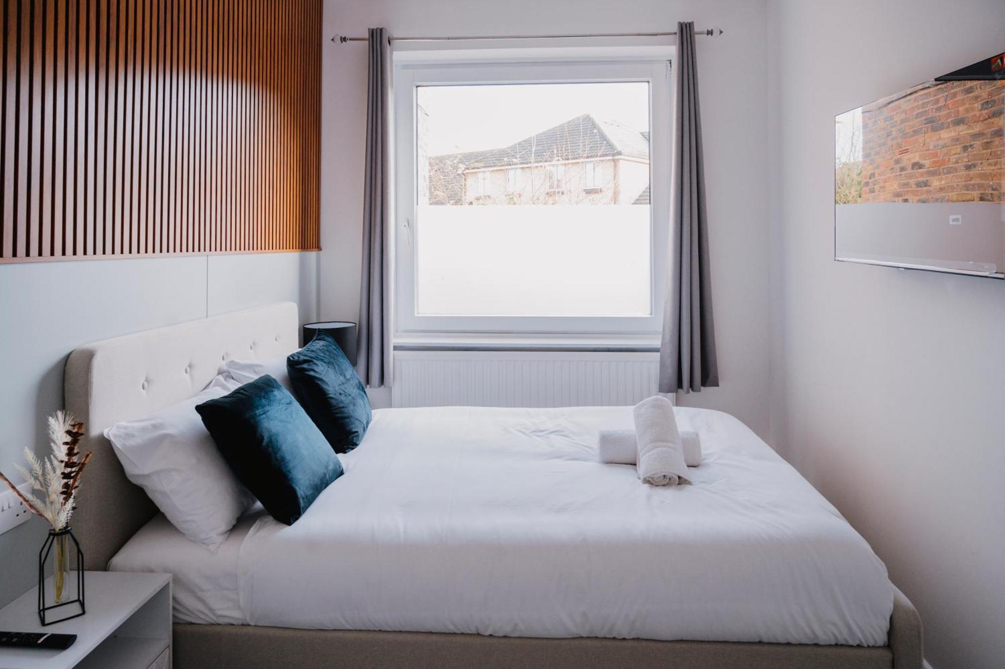 Wns Skylines Village Hotel *
