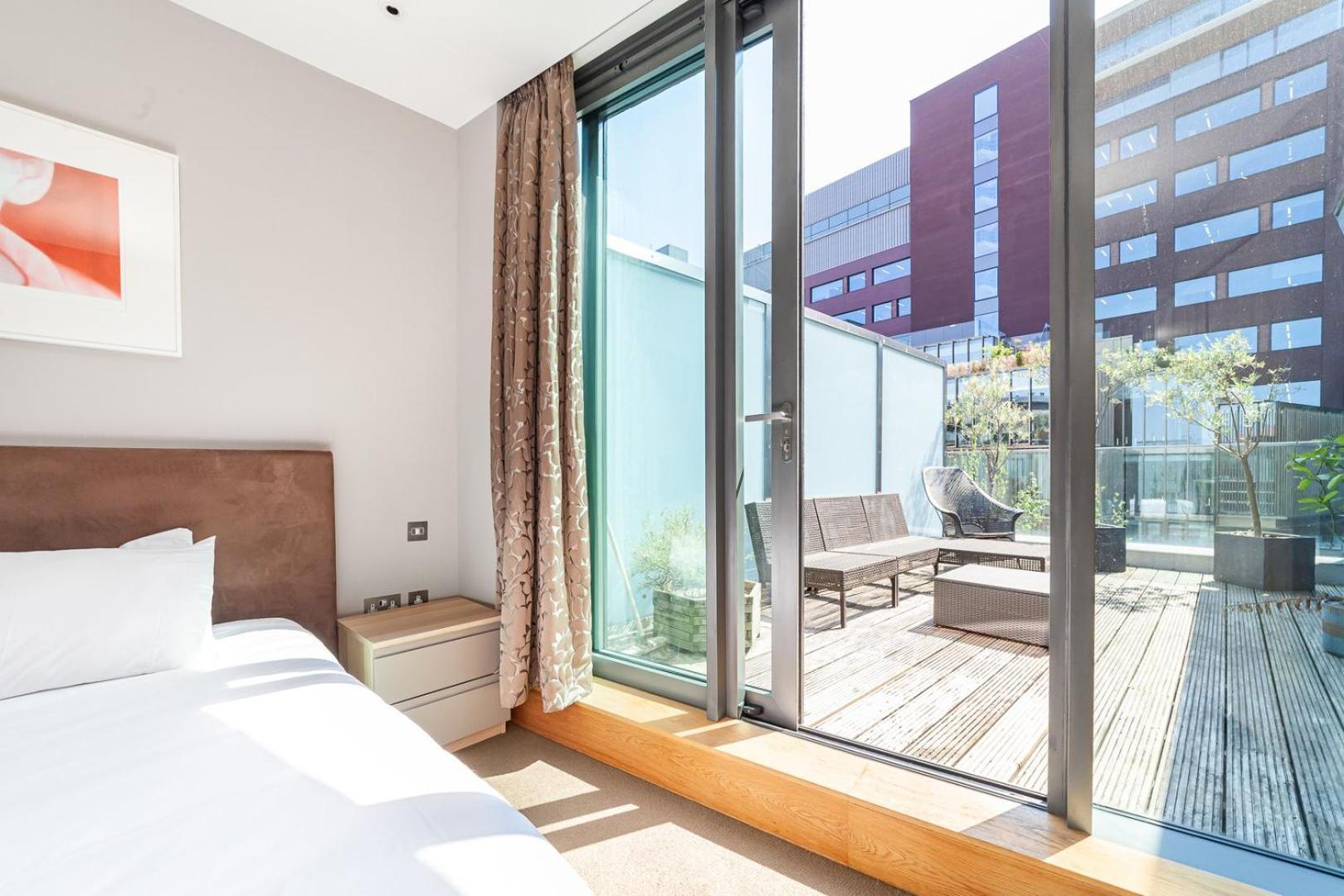 Luxury Penthouse Overlooking The Thames Apartment London