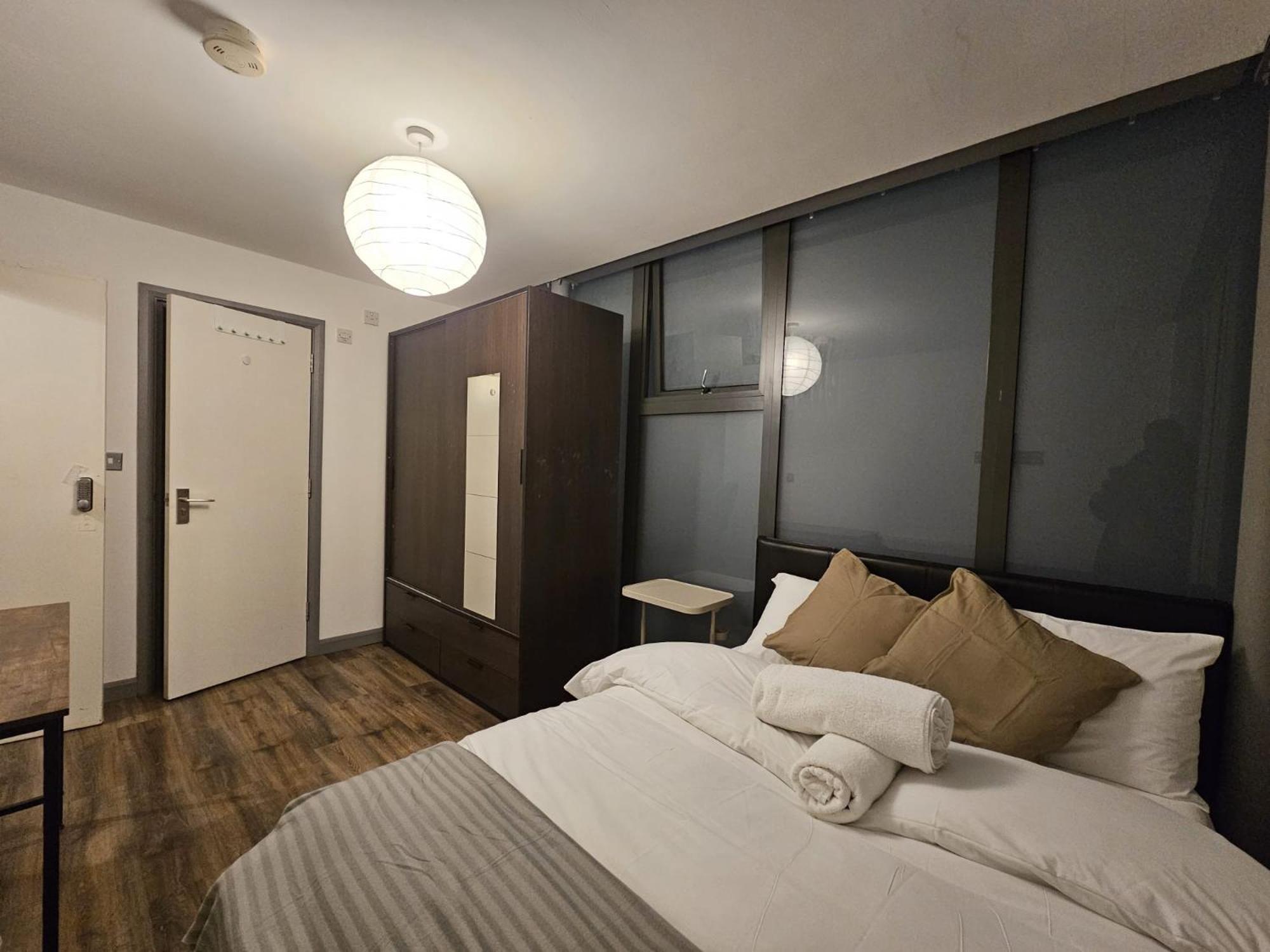 E1 Luxury Penthouse Guest house London