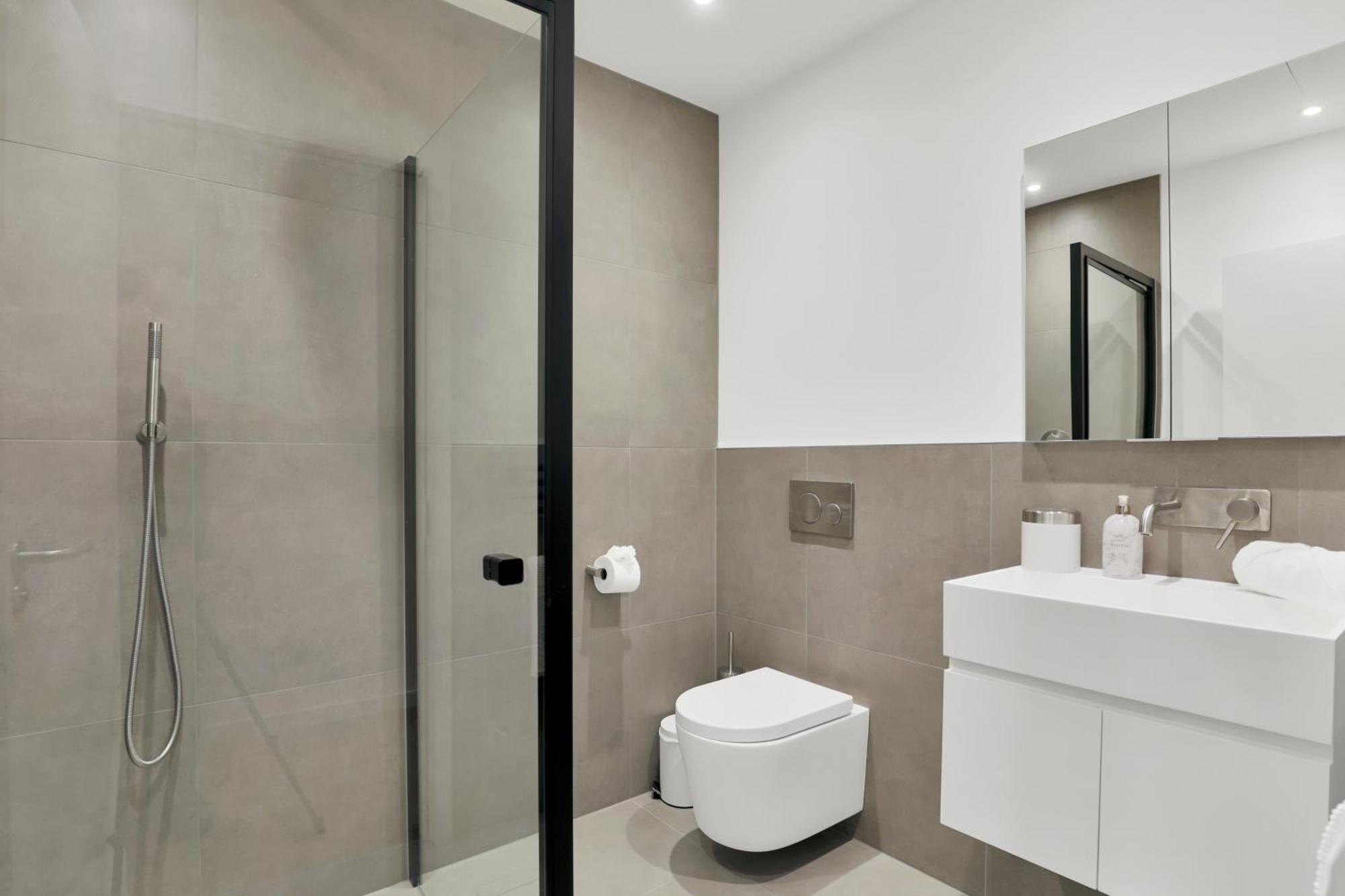 Kensington - 2 Bedrooms 2 Baths * Londra