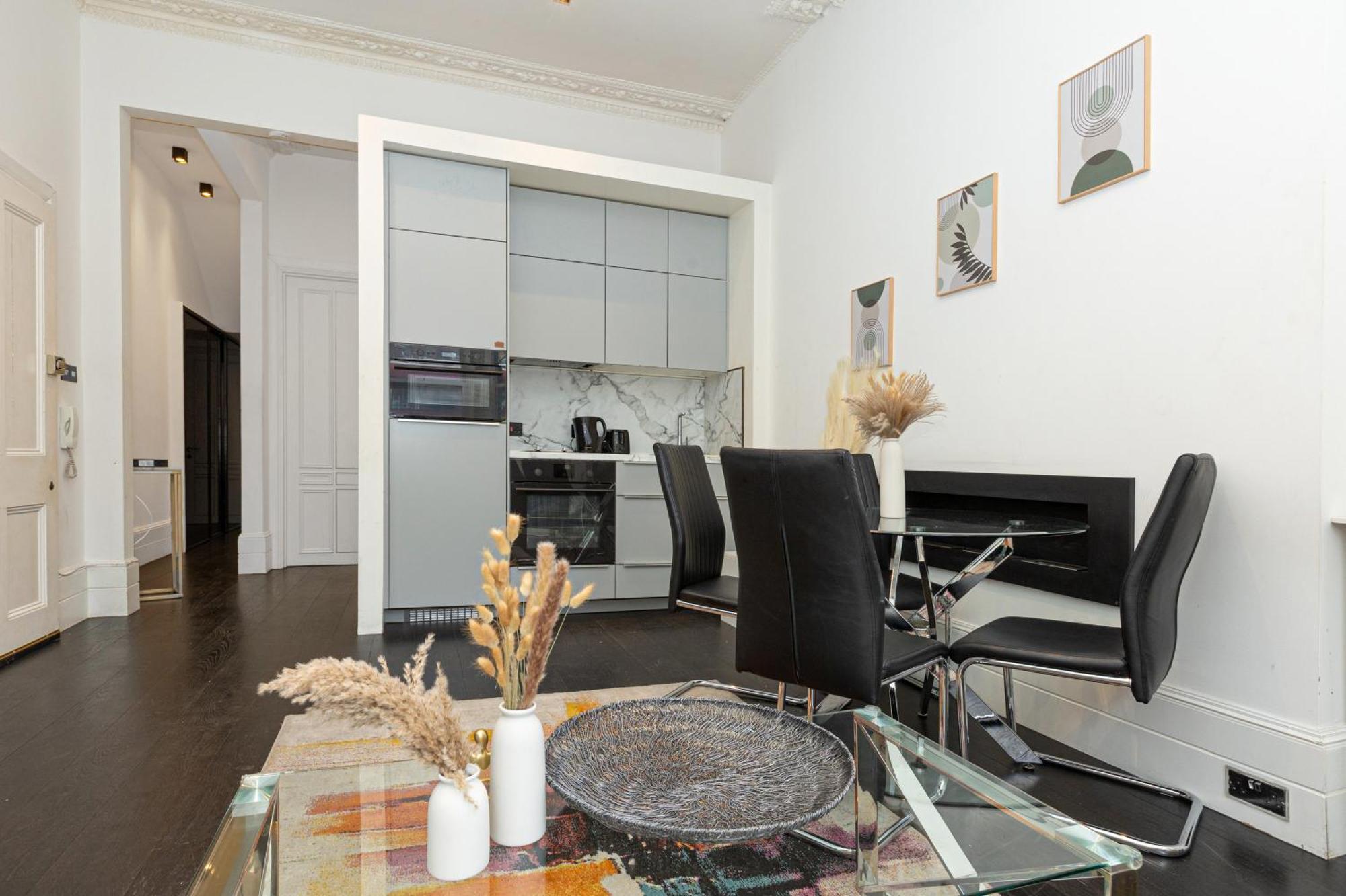 Lovely 2br Flat In Kensington, 2 Minutes Tube Appartement Londen