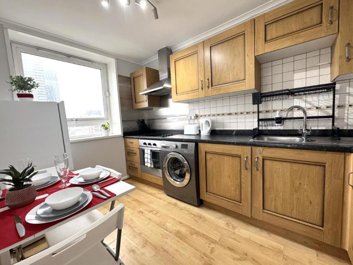 Lejlighed Skyline Apartment, London, Canary Wharf, River Side View And Street Parking Permit London