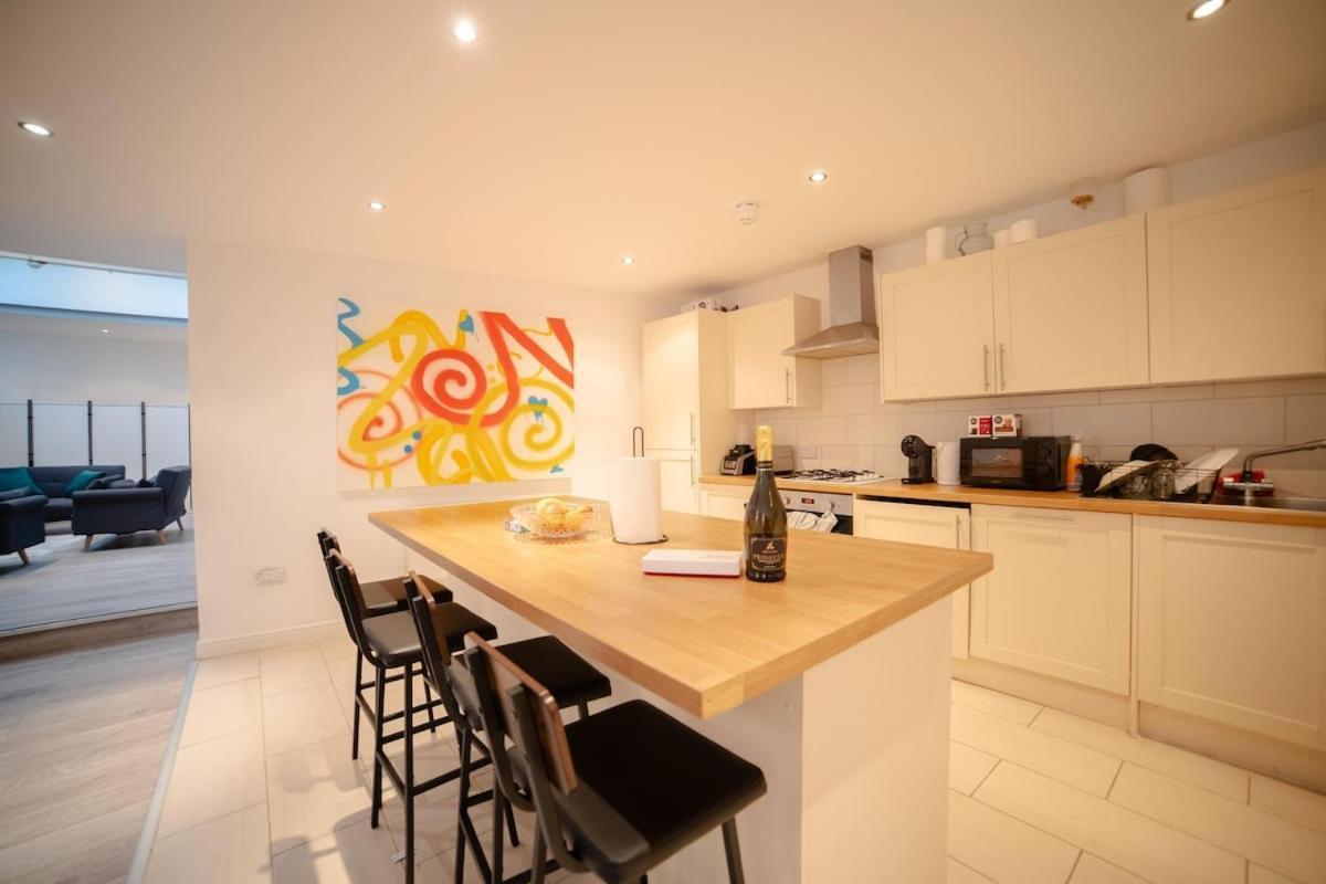 Stunning Split-level In Heart Of Fulham Lägenhet