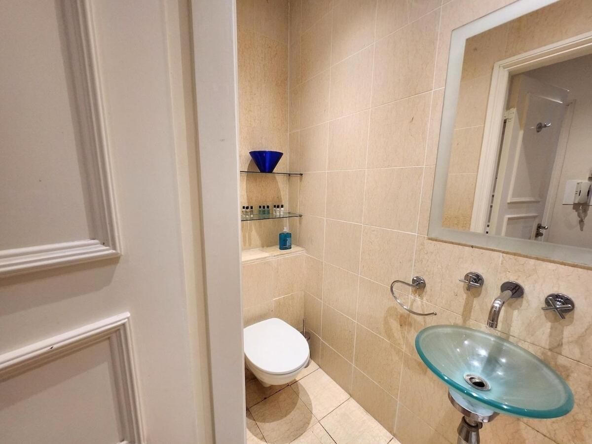 Elegant 2br Steps From Tube Appartement *