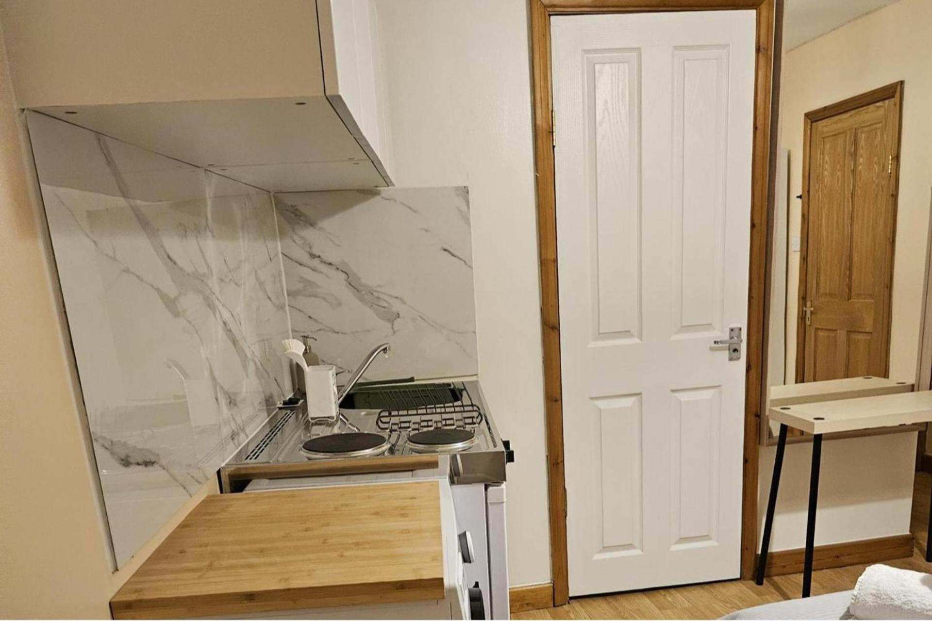 Cockfosters - - Sleeps 3 - Near Underground Appartement Londen