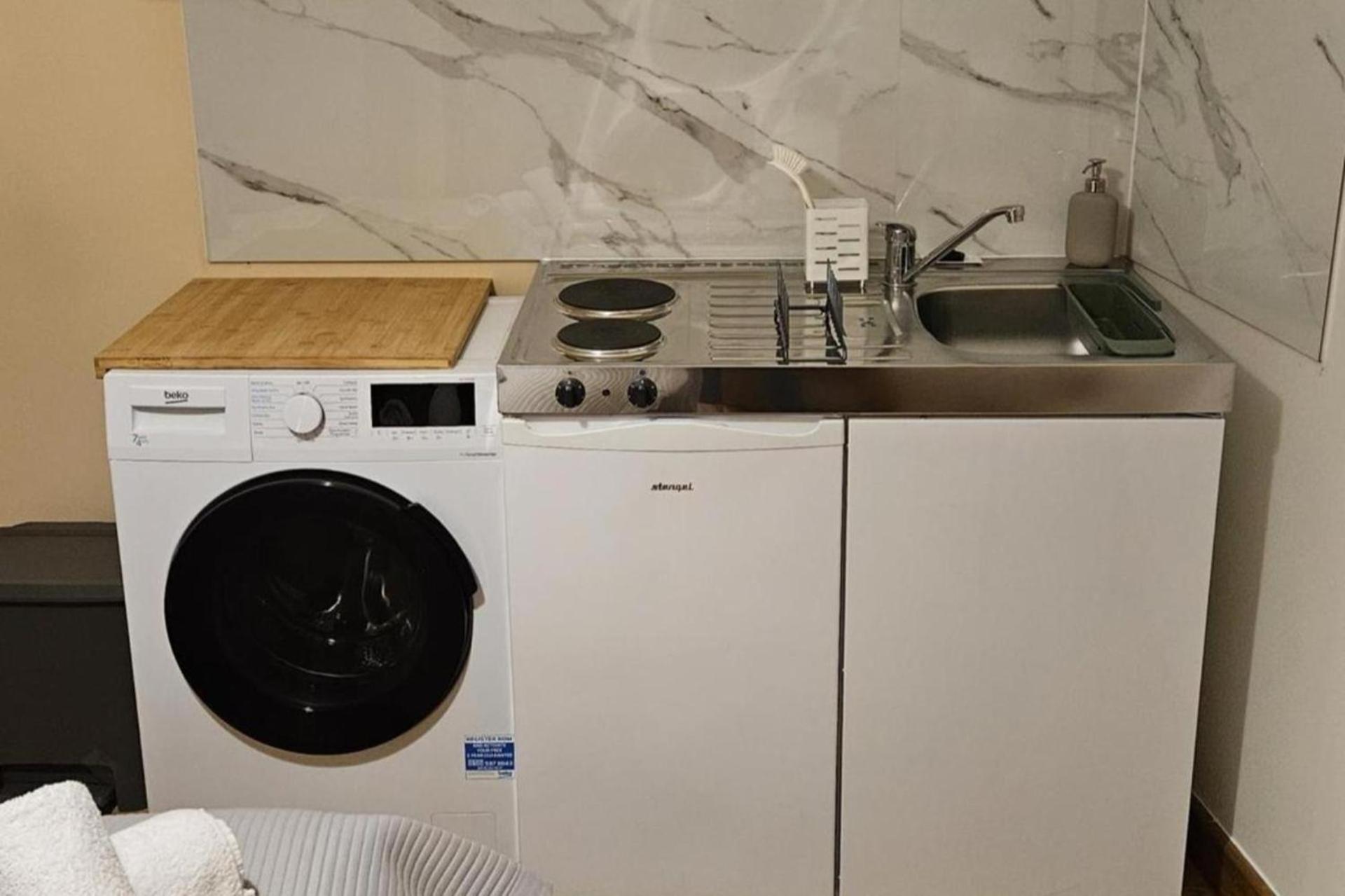Cockfosters - - Sleeps 3 - Near Underground Appartement