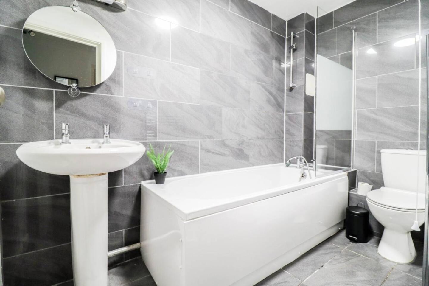 Modern 2br Flat In Bentley House *