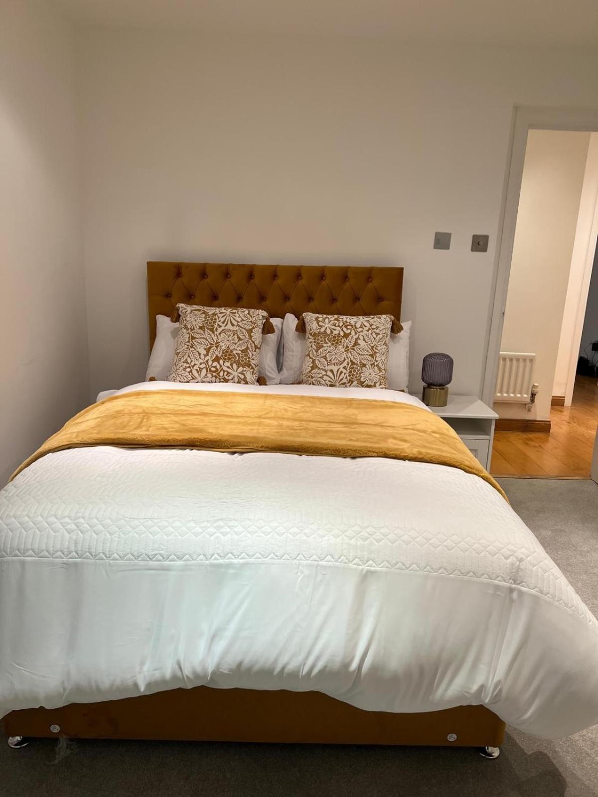 Luxurious 2 Bedroom Flat Britannia Village Apartment London